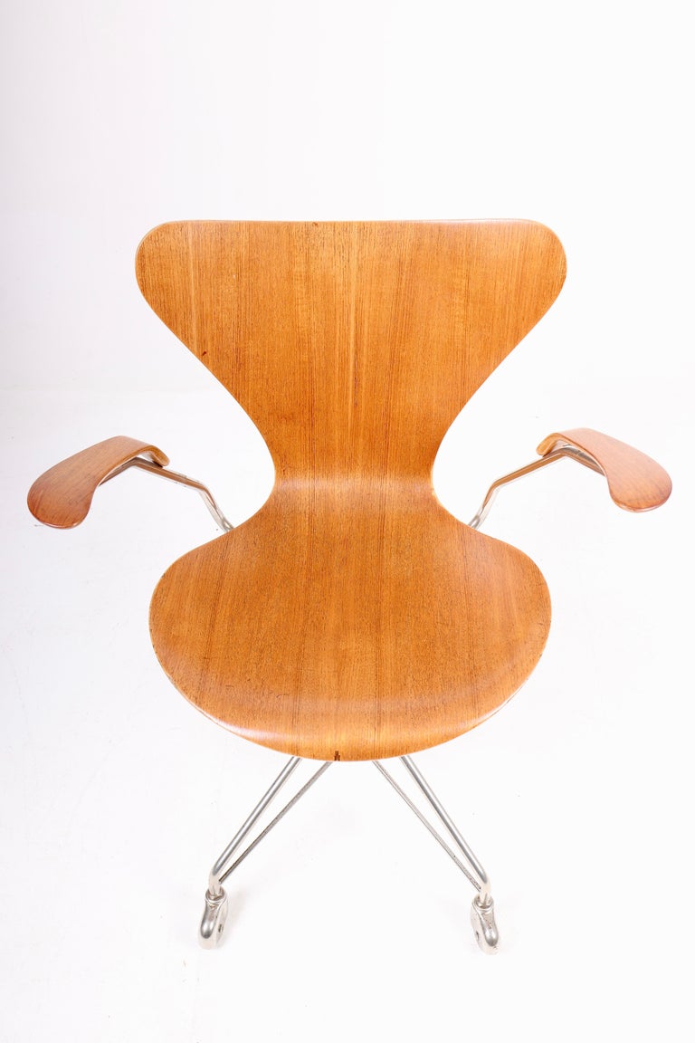 Swivel chair in teak, designed by Arne Jacobsen for Fritz Hansen. Made in Denmark. Great condition.