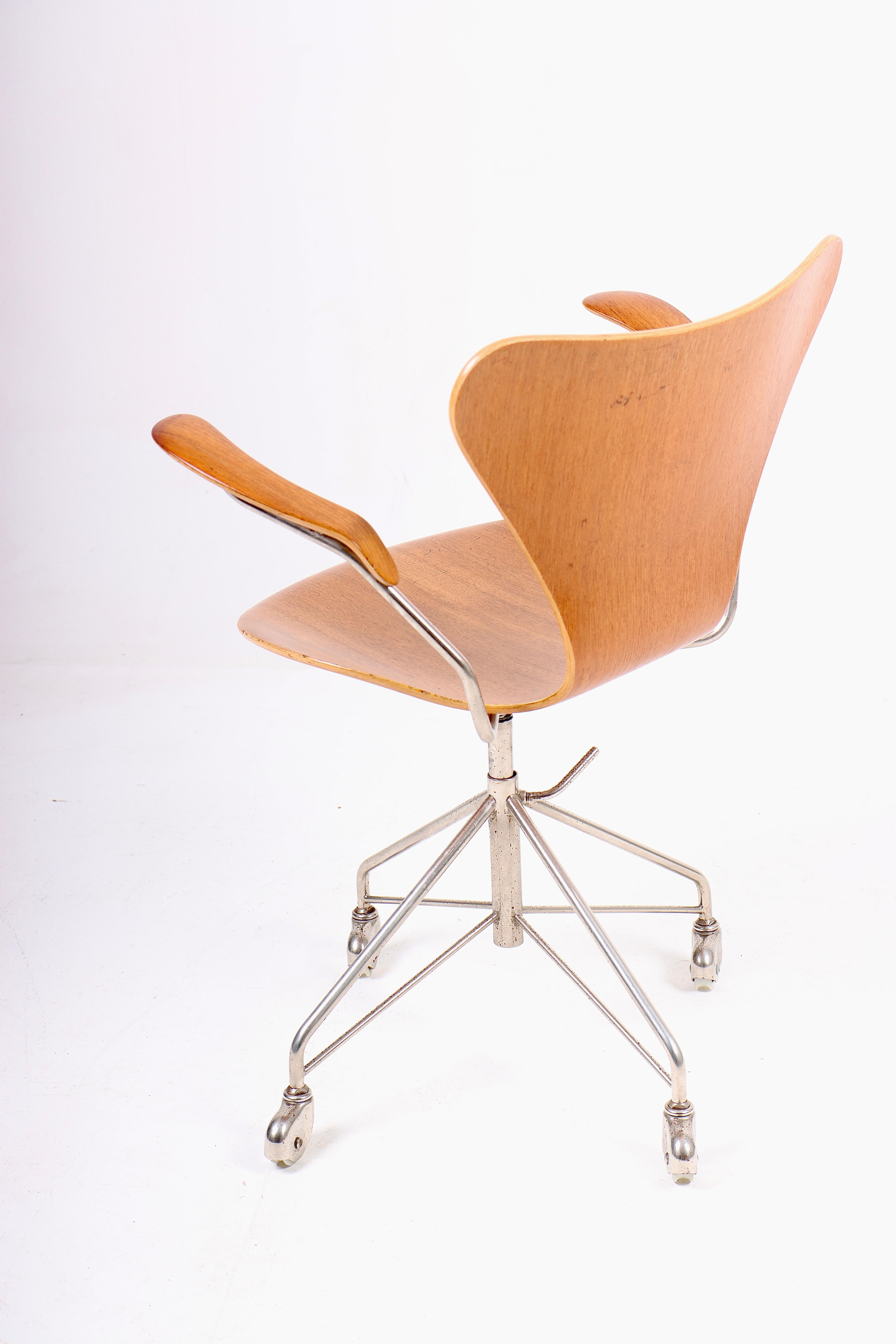 Scandinavian Modern Mid-Century Desk Chair Model 3117 in Teak by Arne Jacobsen, 1960s