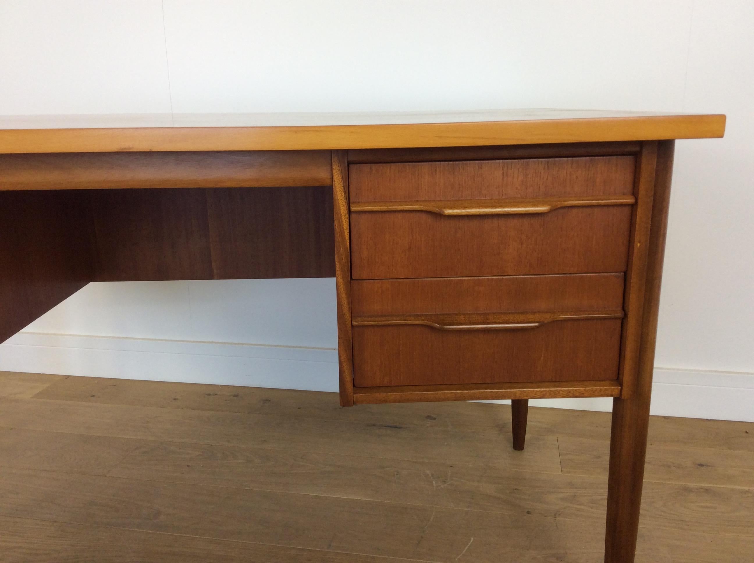 Midcentury desk In Excellent Condition In London, GB