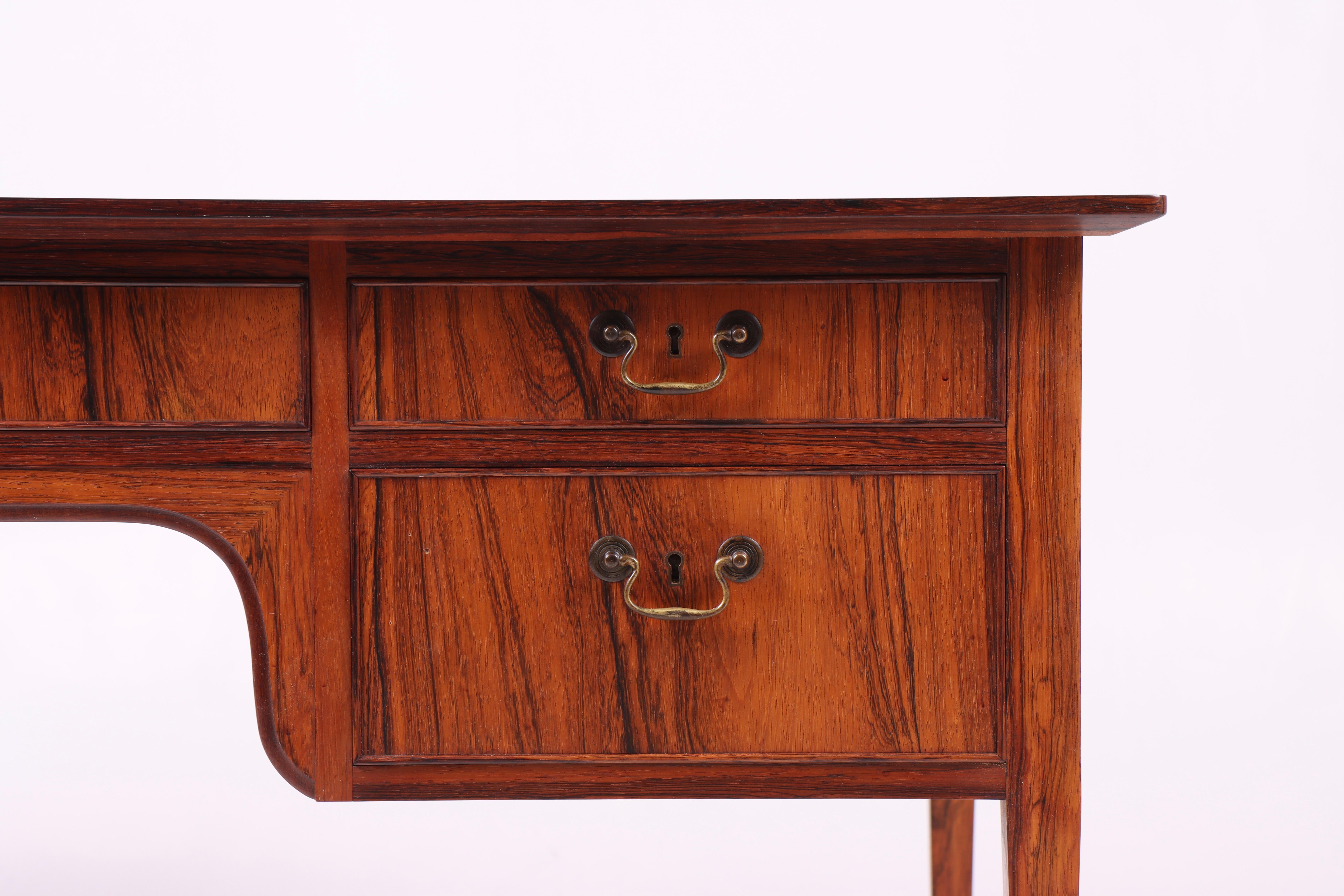 Scandinavo moderno Scrivania del Medioevo in legno di palissandro, Made in Denmark anni '60 in vendita