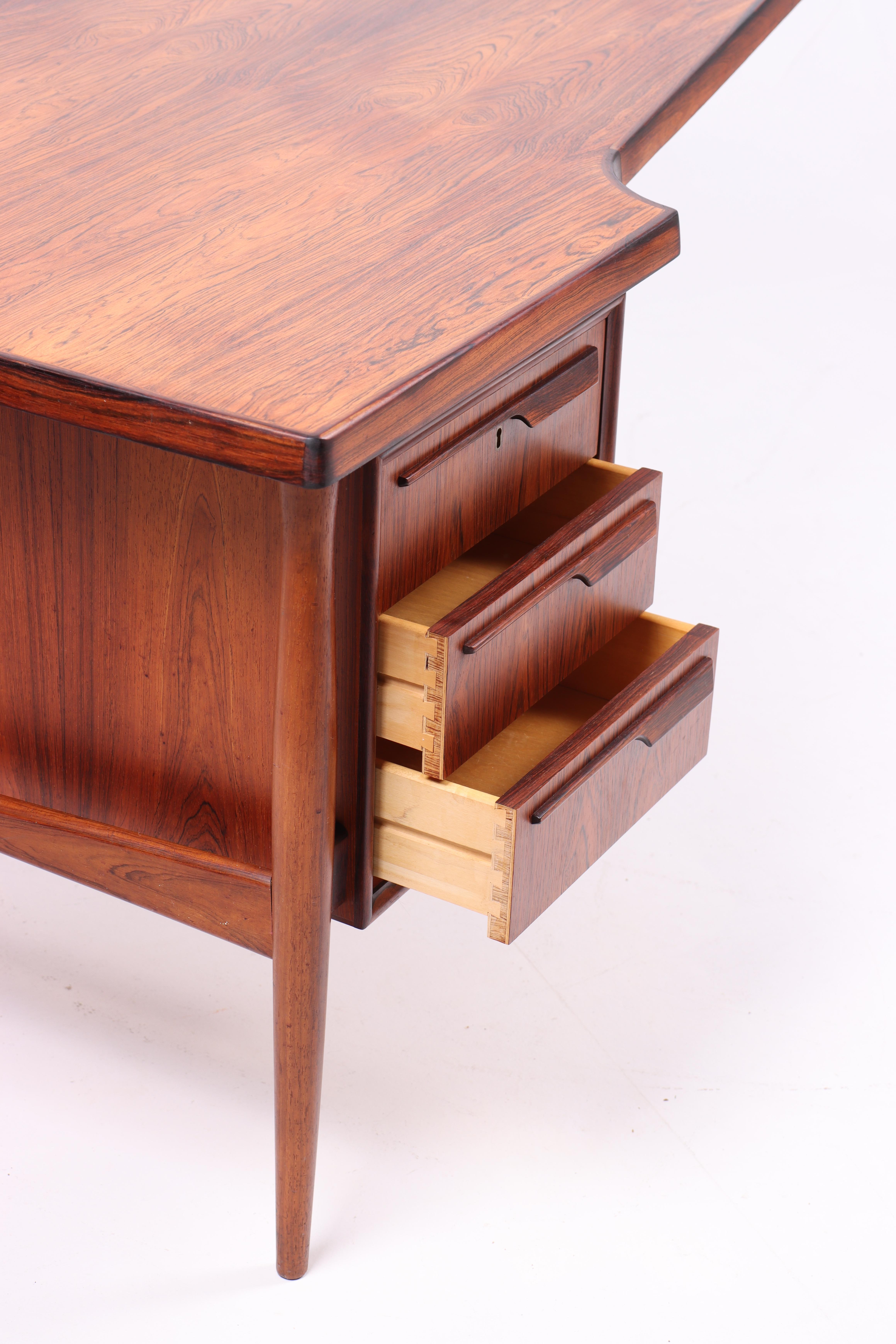 Schreibtisch aus der Mitte des Jahrhunderts aus Palisanderholz, hergestellt in Dänemark 1960er Jahre (Dänisch) im Angebot