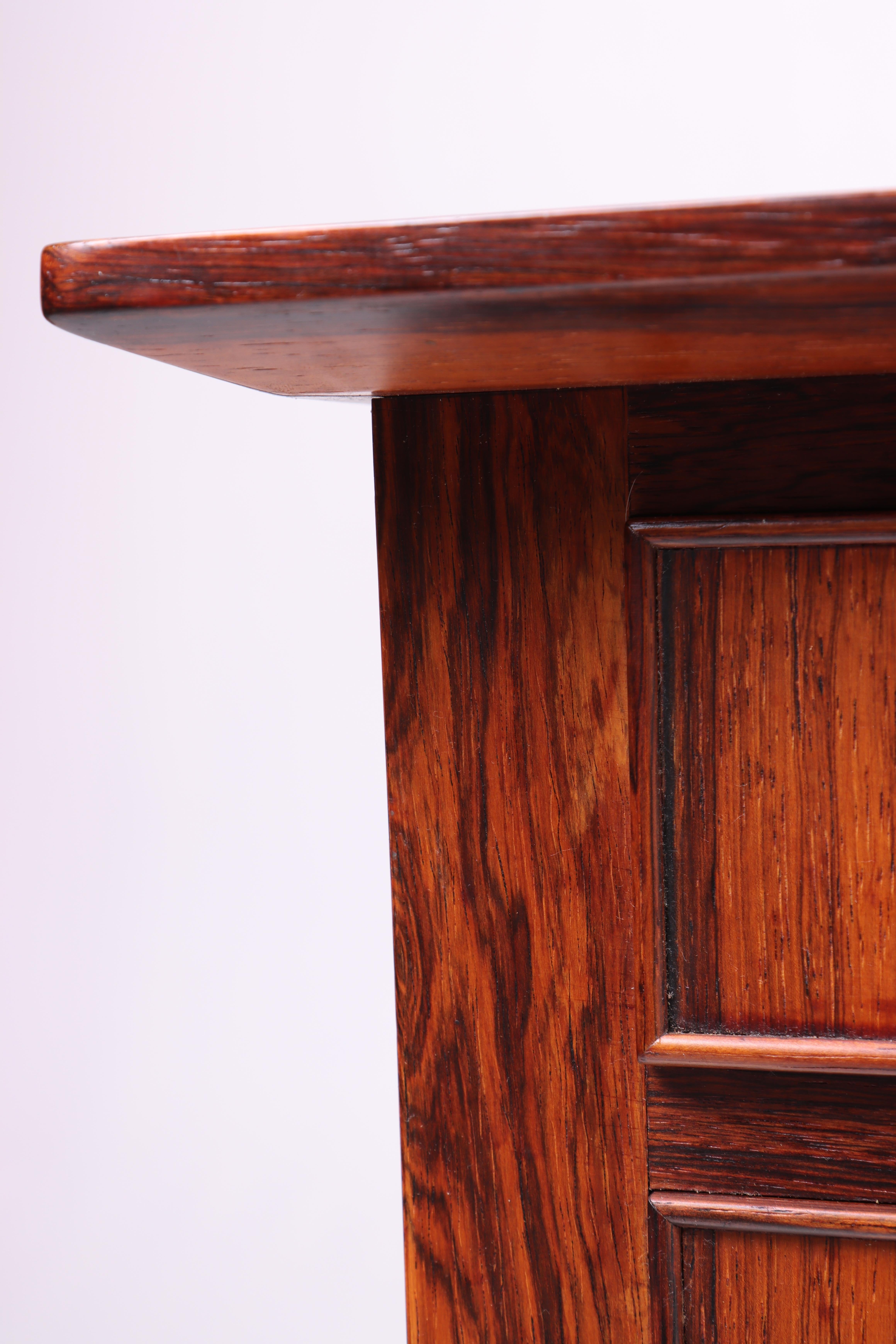 Metà XX secolo Scrivania del Medioevo in legno di palissandro, Made in Denmark anni '60 in vendita
