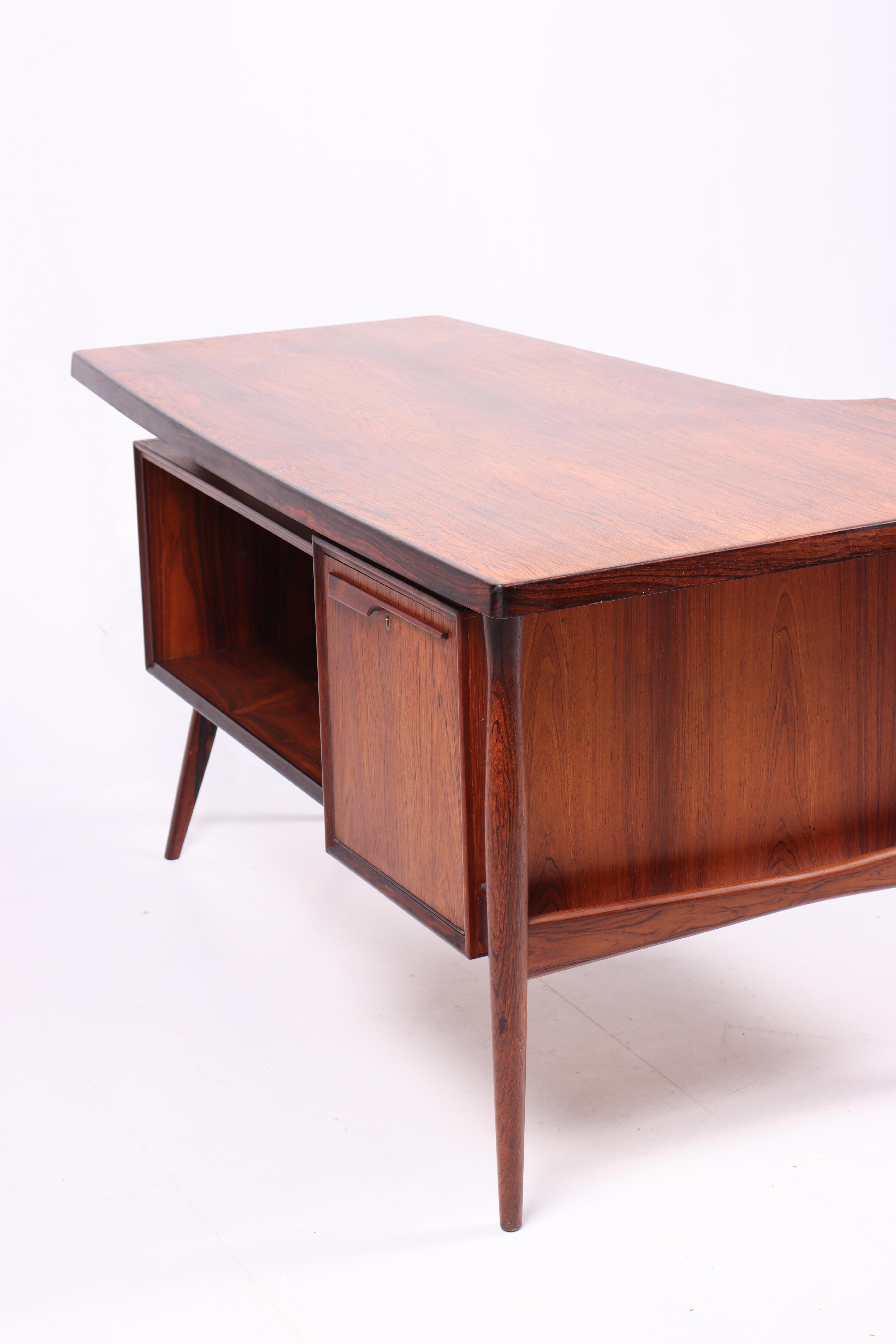 Schreibtisch aus der Mitte des Jahrhunderts aus Palisanderholz, hergestellt in Dänemark 1960er Jahre (Rosenholz) im Angebot