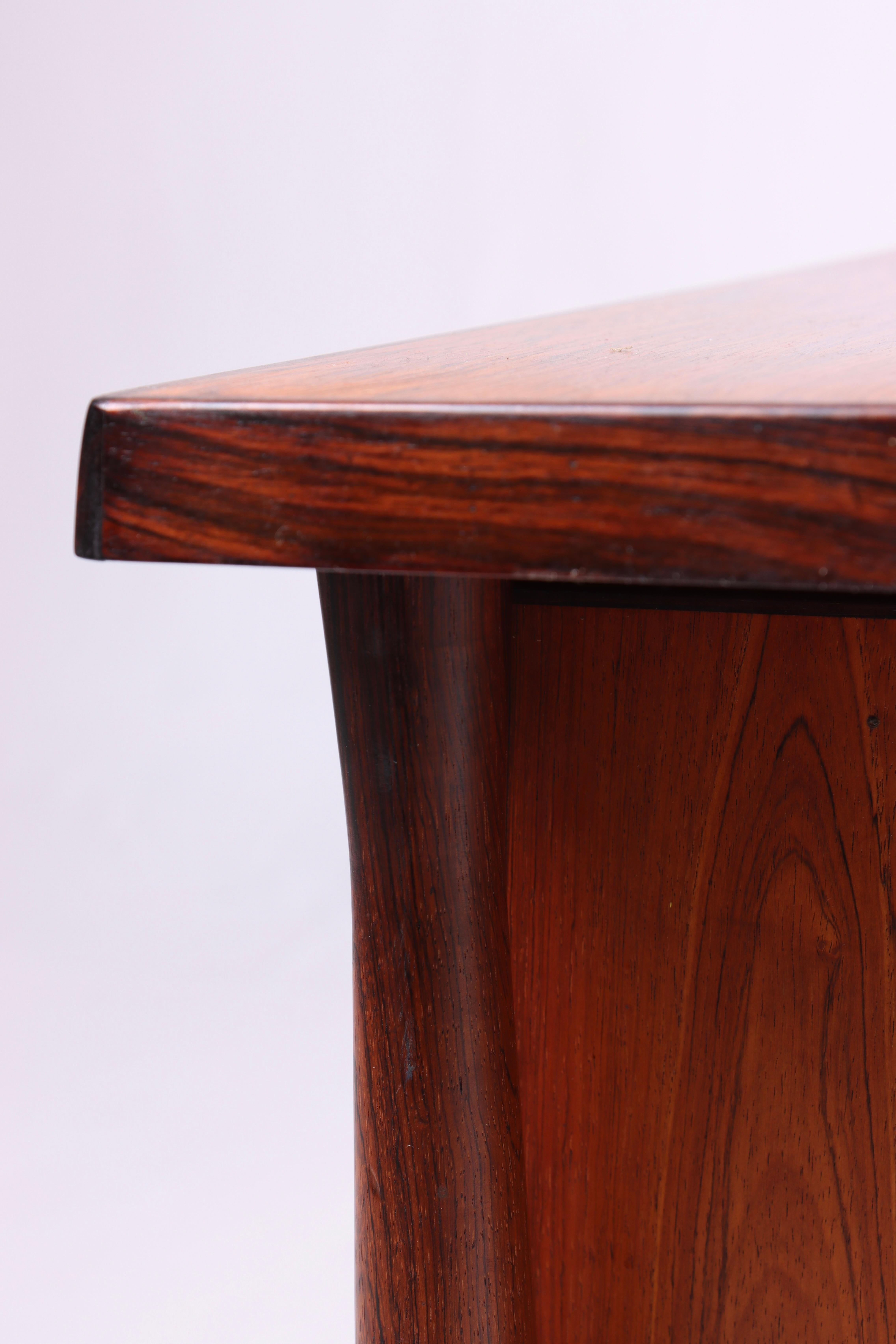Schreibtisch aus der Mitte des Jahrhunderts aus Palisanderholz, hergestellt in Dänemark 1960er Jahre im Angebot 1