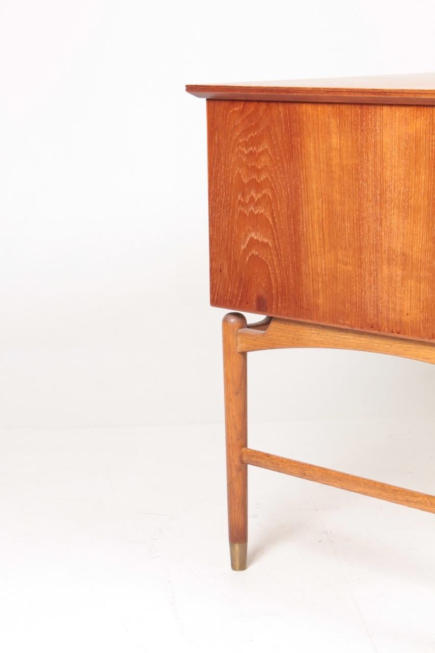 Midcentury Desk in Teak, Oak and Brass, Danish Modern, 1960s In Good Condition In Lejre, DK