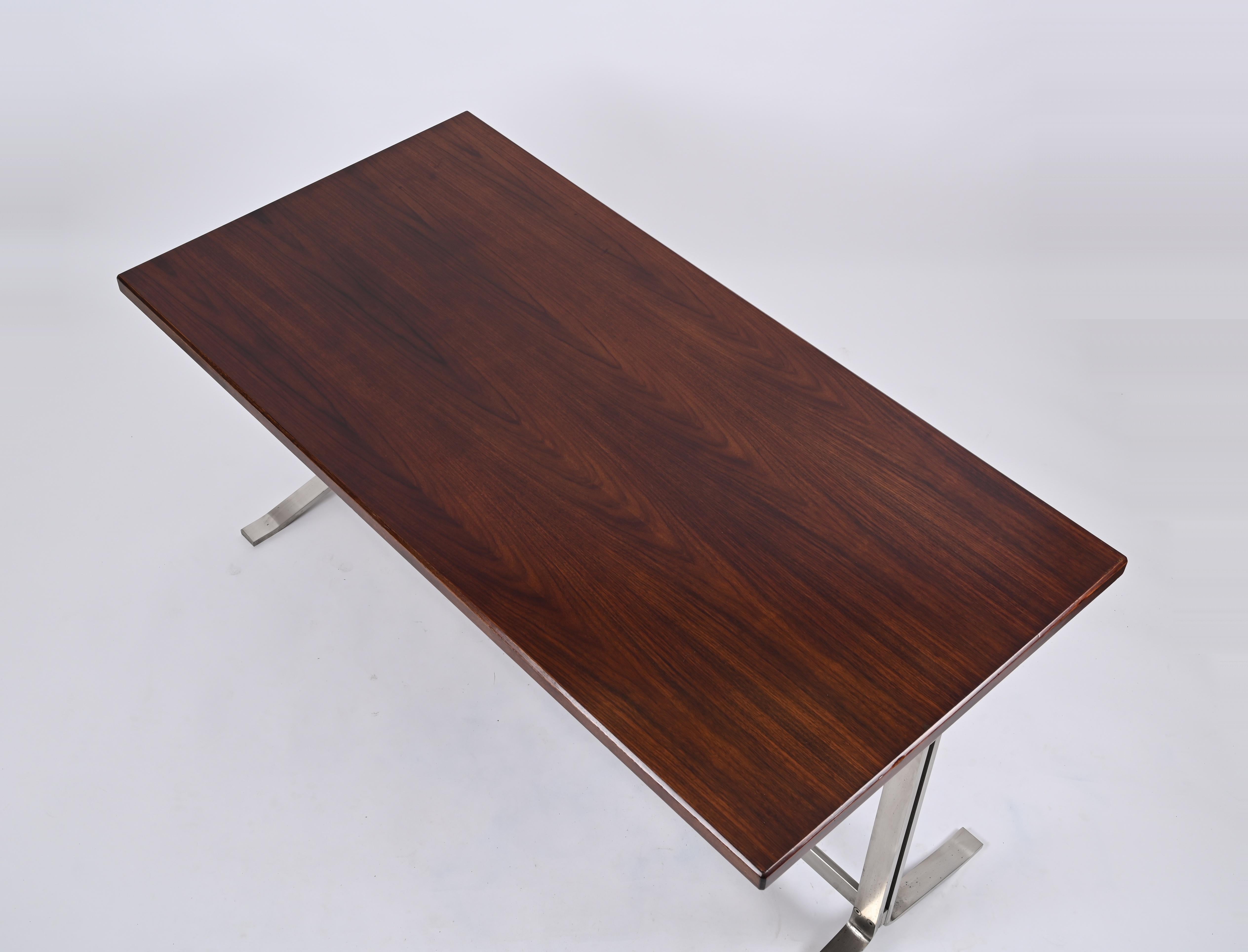 Astonishing desk designed by Gianni Moscatelli and produced by Formanova in Italy in 1965.

The desk features rectangular tabletop in walnut with wonderful wood grain, the quality of the wood on this desk is outstanding and the simple straight lines