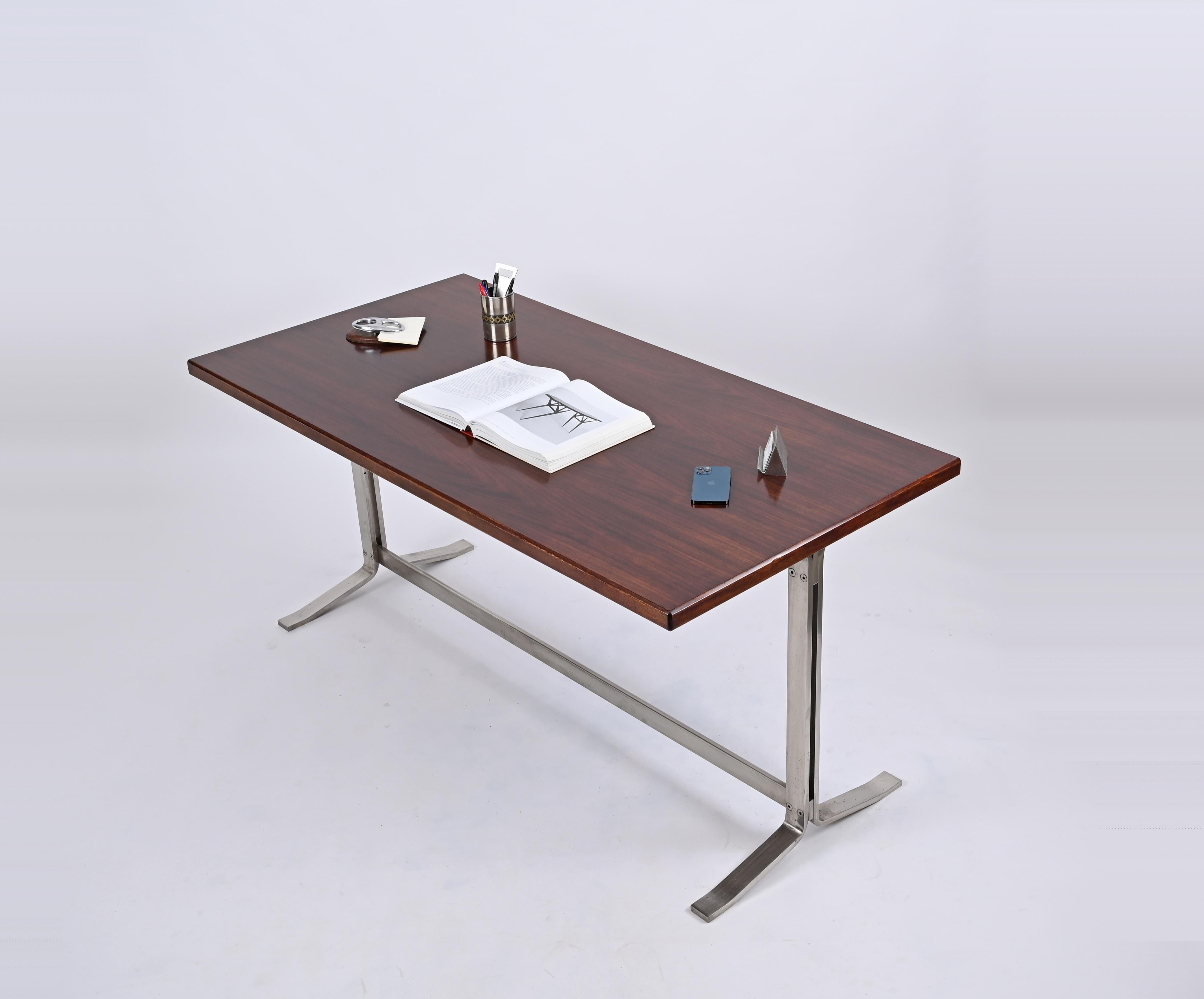 Schreibtisch aus Nussbaum und Stahl aus der Mitte des Jahrhunderts von Moscatelli für Formanova, Italien, 1965 (Handgefertigt) im Angebot