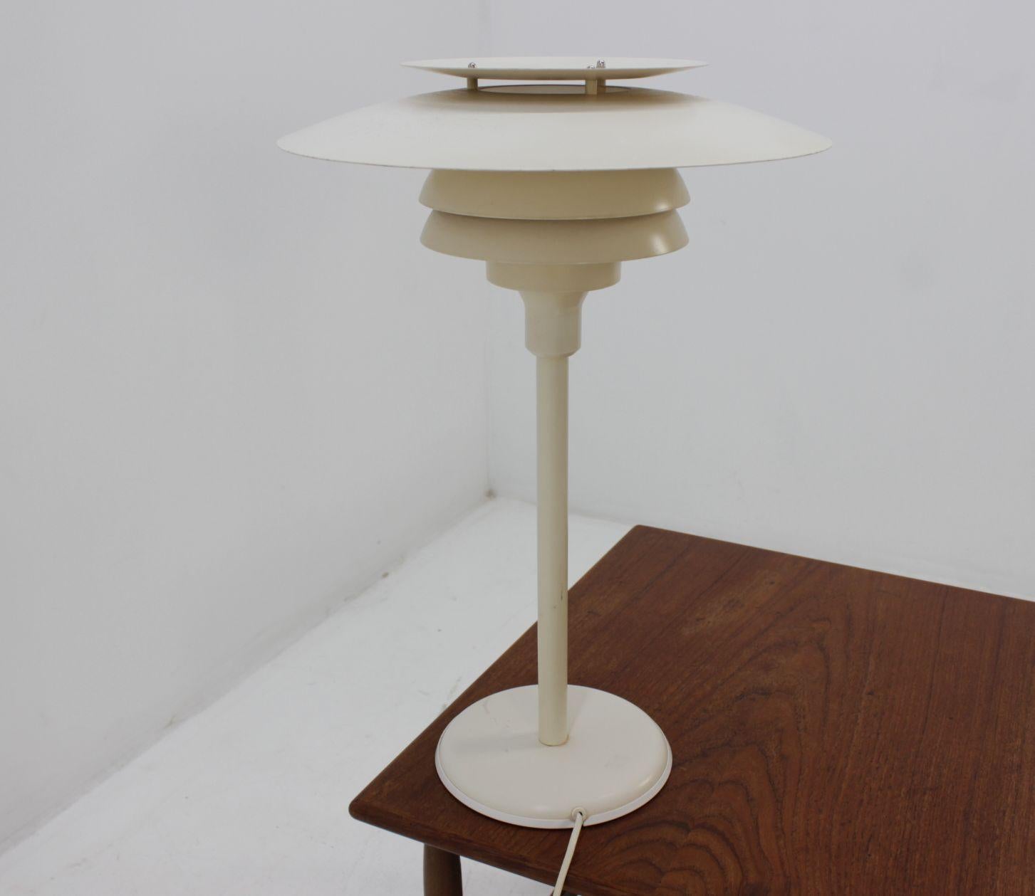 Midcentury desk lamp by Simon Henningsen for Lyskjaer, Denmark, 1970s. Very nice style of lighting.