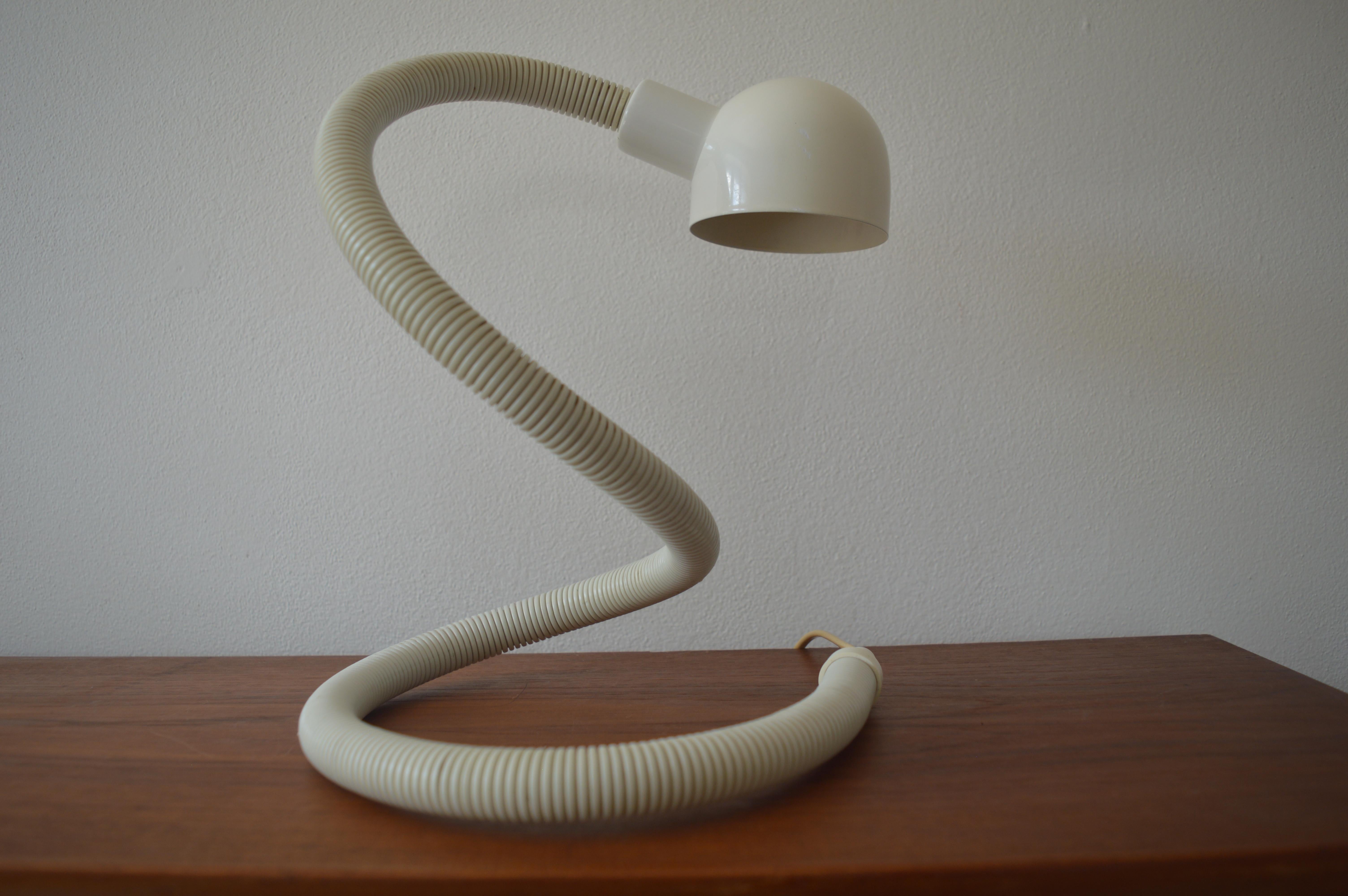 A fully flexible and pivoting standing lamp in metal and hard plastic.
 
