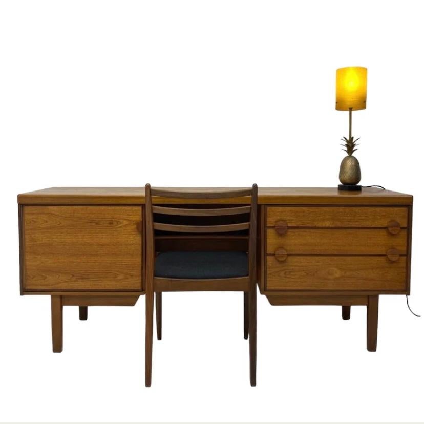 A beautifully designed midcentury desk by British brand Nathan. The desk is a neat design with stunning teak in a great colour & with an interesting grain. The desk handles to three drawers are beautifully crafted, it has slender legs, an additional