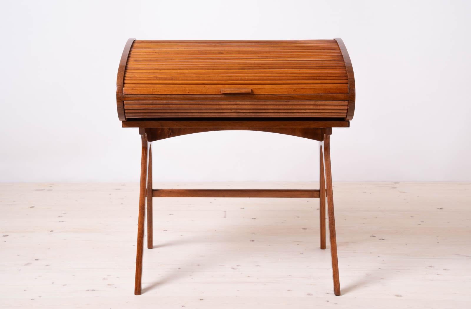 Schreibtisch mit Roll-Top, Nussbaumfurnier, 1950er Jahre, vollständig restauriert (Moderne der Mitte des Jahrhunderts) im Angebot