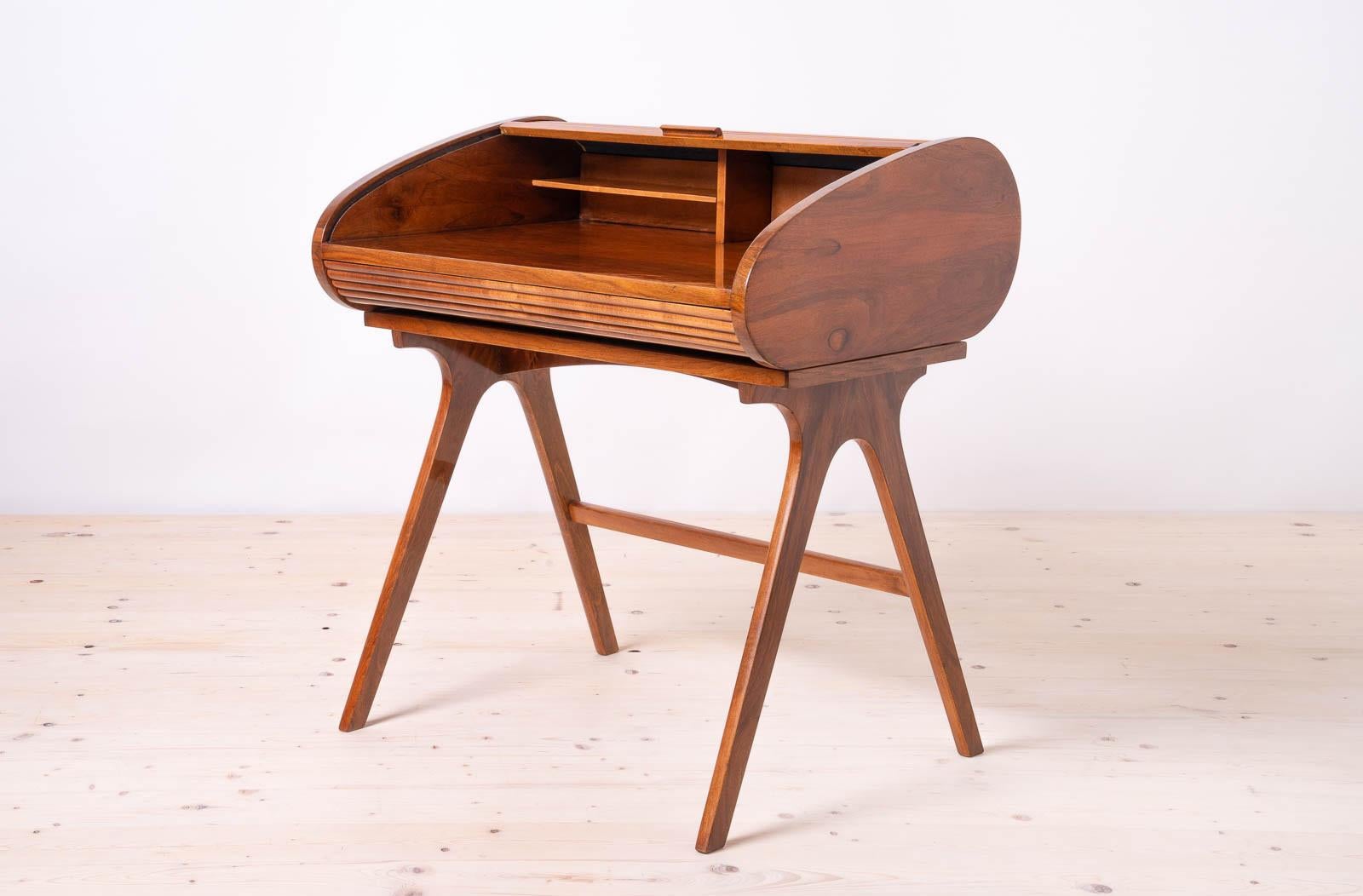 Schreibtisch mit Roll-Top, Nussbaumfurnier, 1950er Jahre, vollständig restauriert (Polnisch) im Angebot