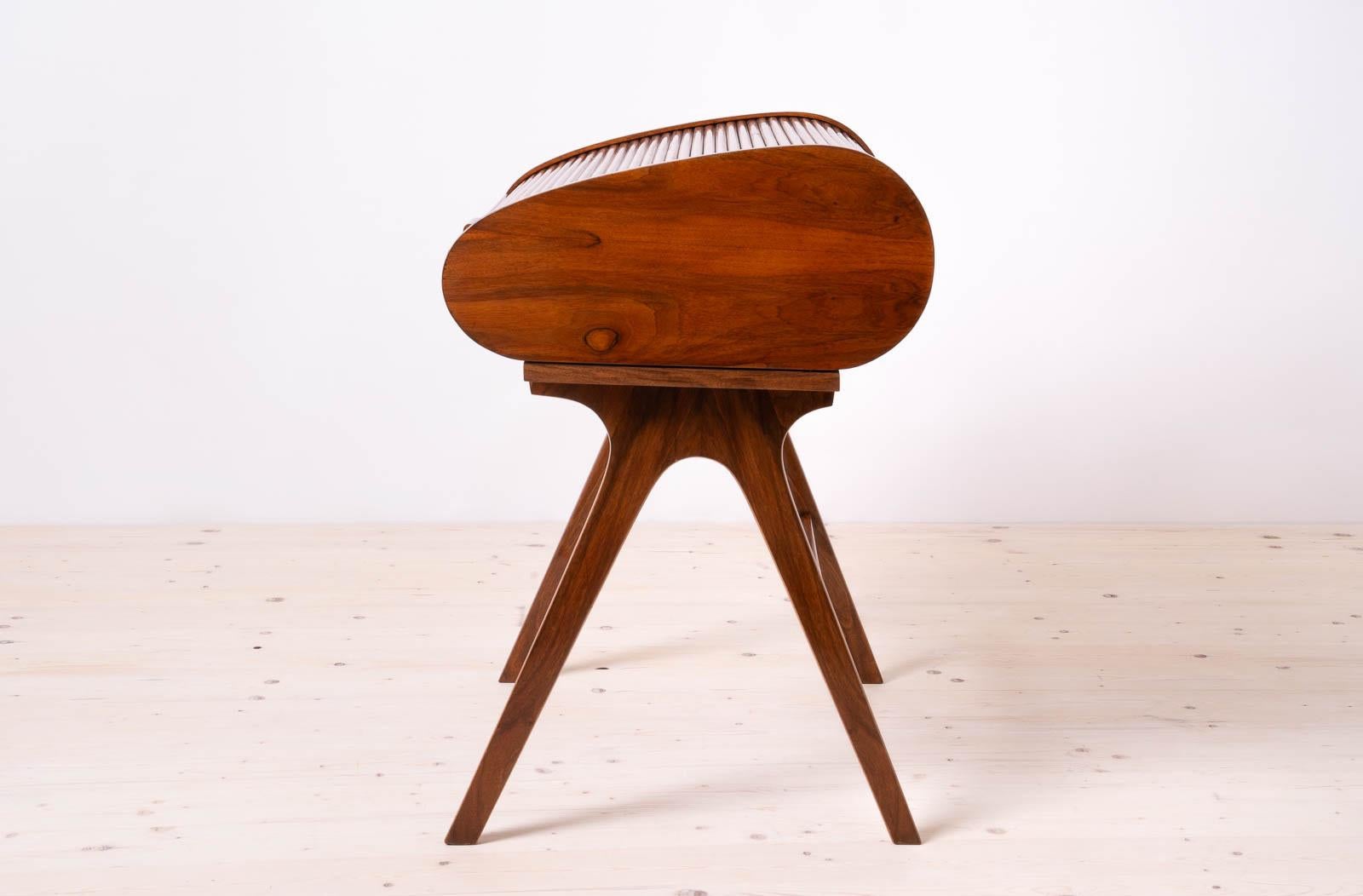 Schreibtisch mit Roll-Top, Nussbaumfurnier, 1950er Jahre, vollständig restauriert (Furnier) im Angebot