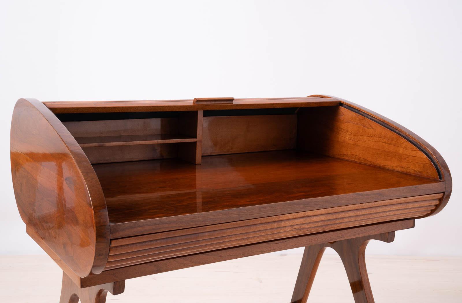 Schreibtisch mit Roll-Top, Nussbaumfurnier, 1950er Jahre, vollständig restauriert (Mitte des 20. Jahrhunderts) im Angebot