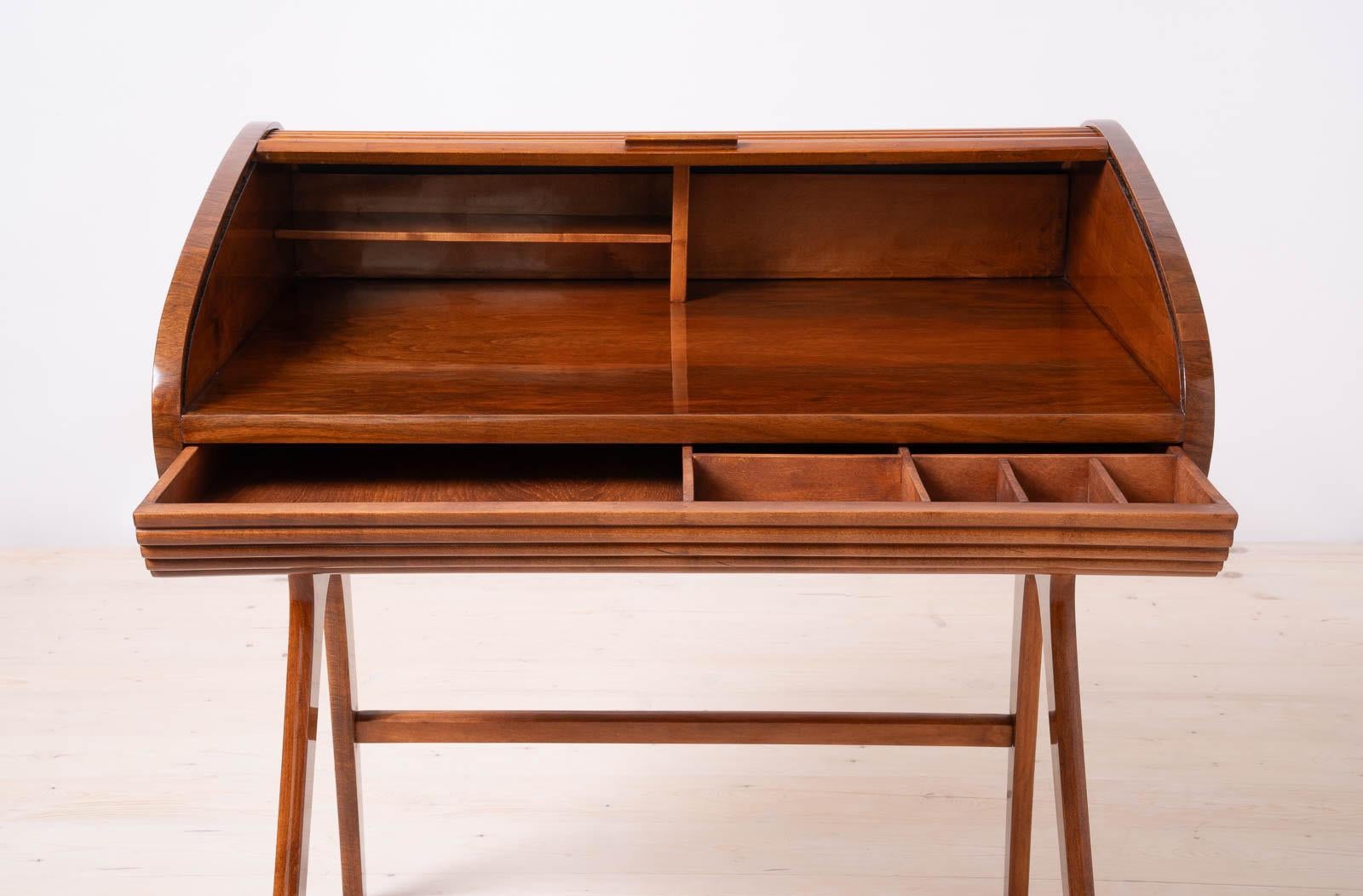 Schreibtisch mit Roll-Top, Nussbaumfurnier, 1950er Jahre, vollständig restauriert (Walnuss) im Angebot