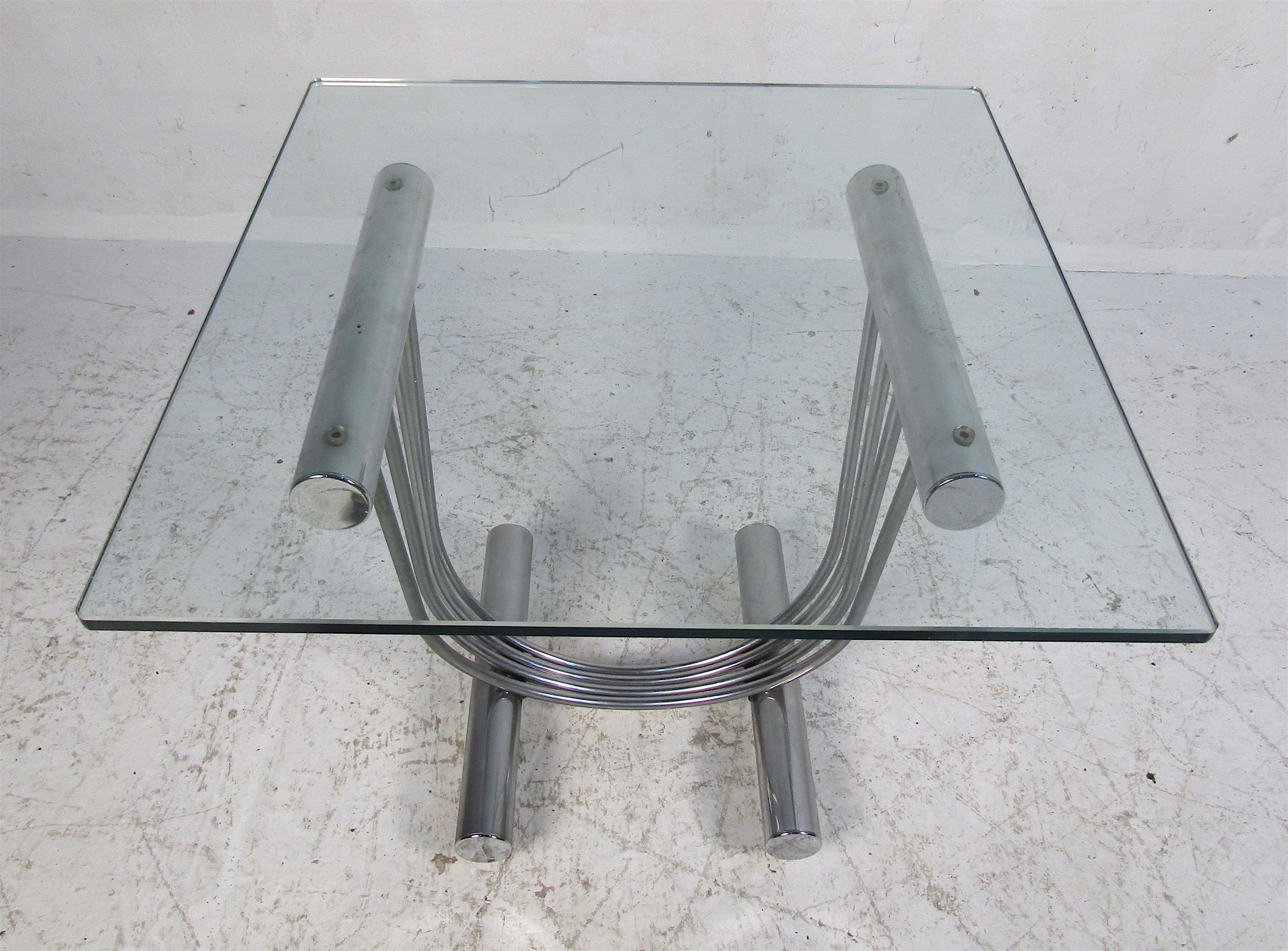 Mid-Century Modern Tables d'appoint en verre et chrome de style DIA du milieu du siècle en vente