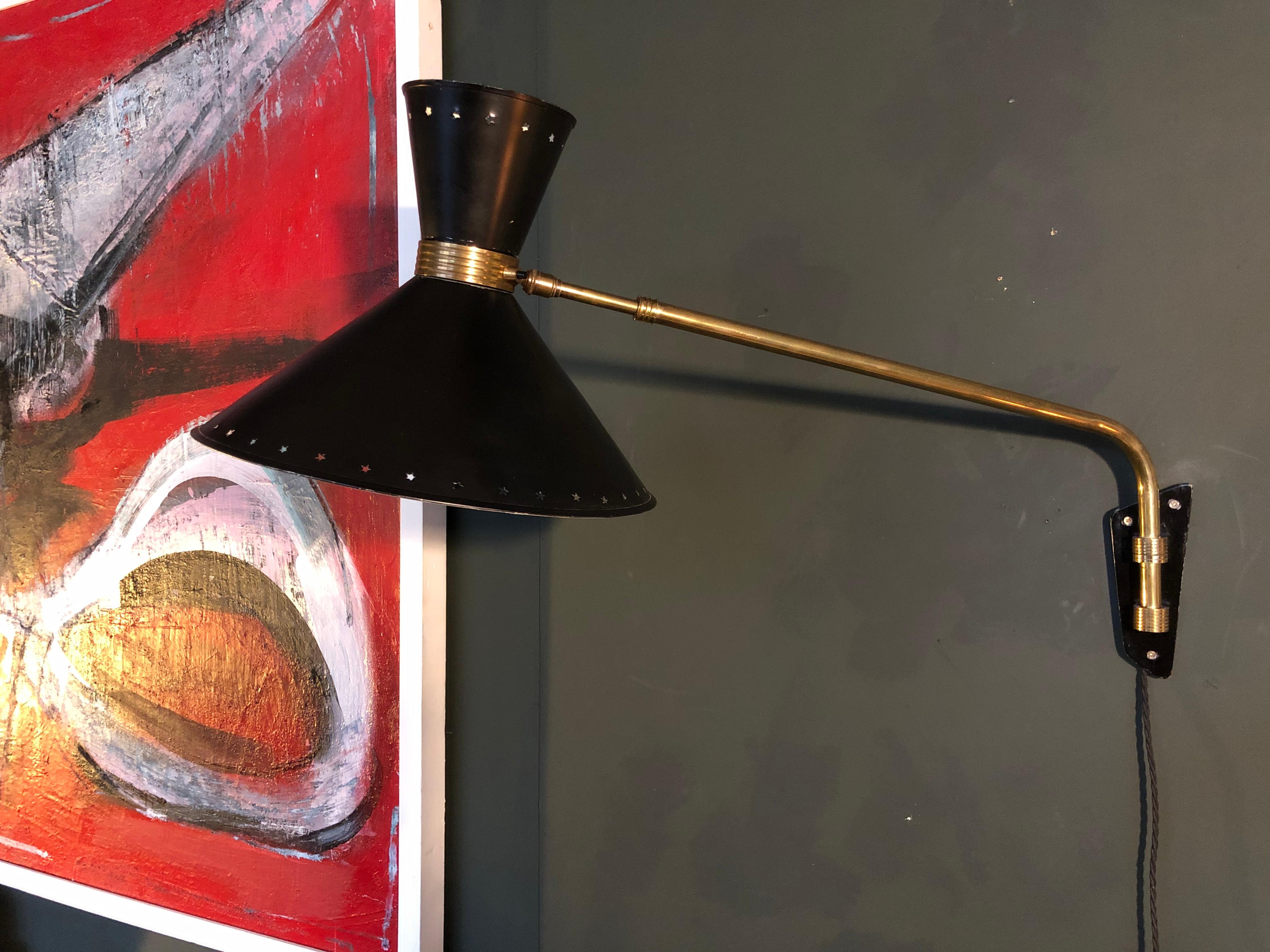 Large extending midcentury Diablo wall light in brass and black painted steel by Rene Matheiu, France, 1950s. Classic design. Top and bottom cones have separate lamp switches. Ball jointed adjustable head. Fully rewired.