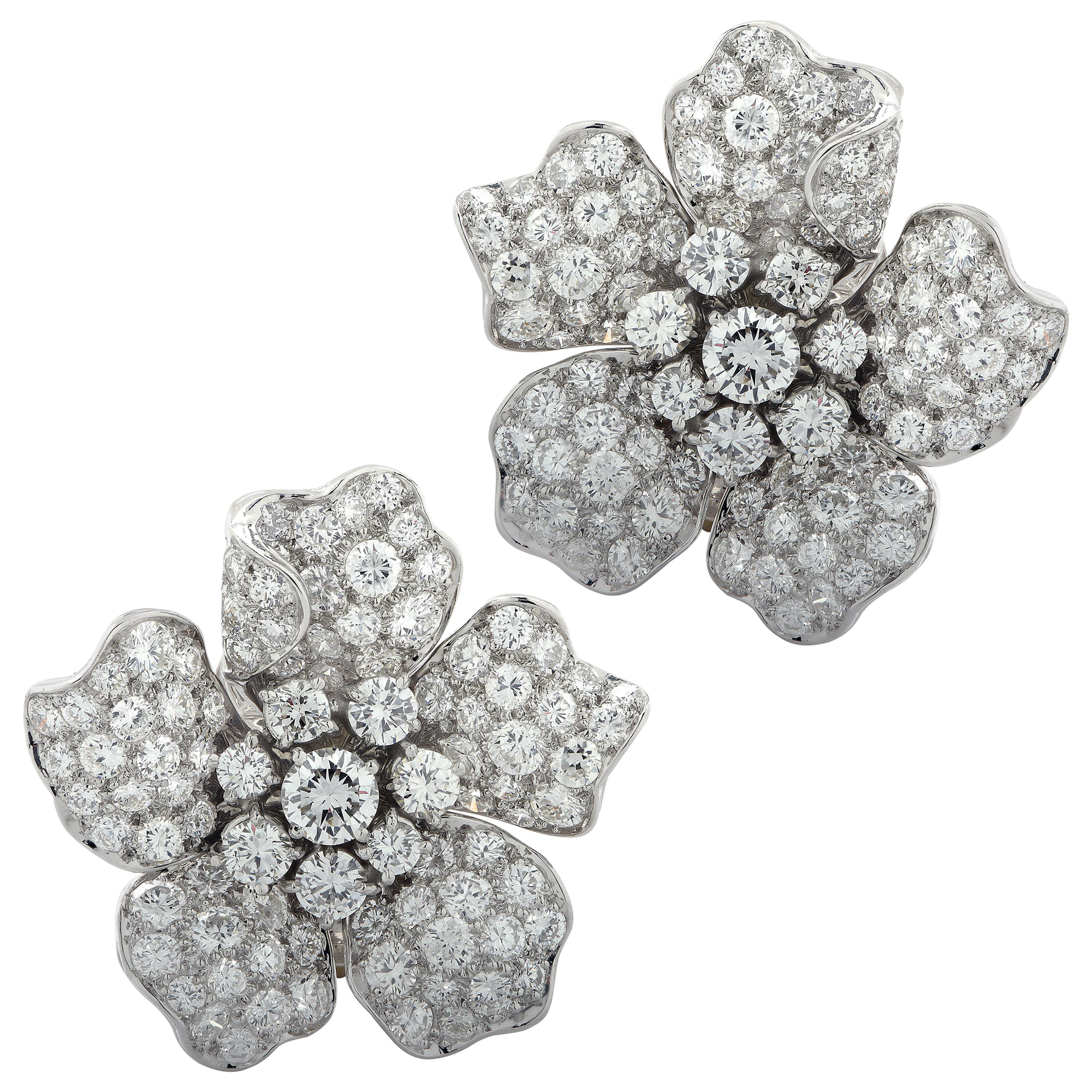 Boucles d'oreilles fleurs en platine incrustées de diamants du milieu du siècle dernier