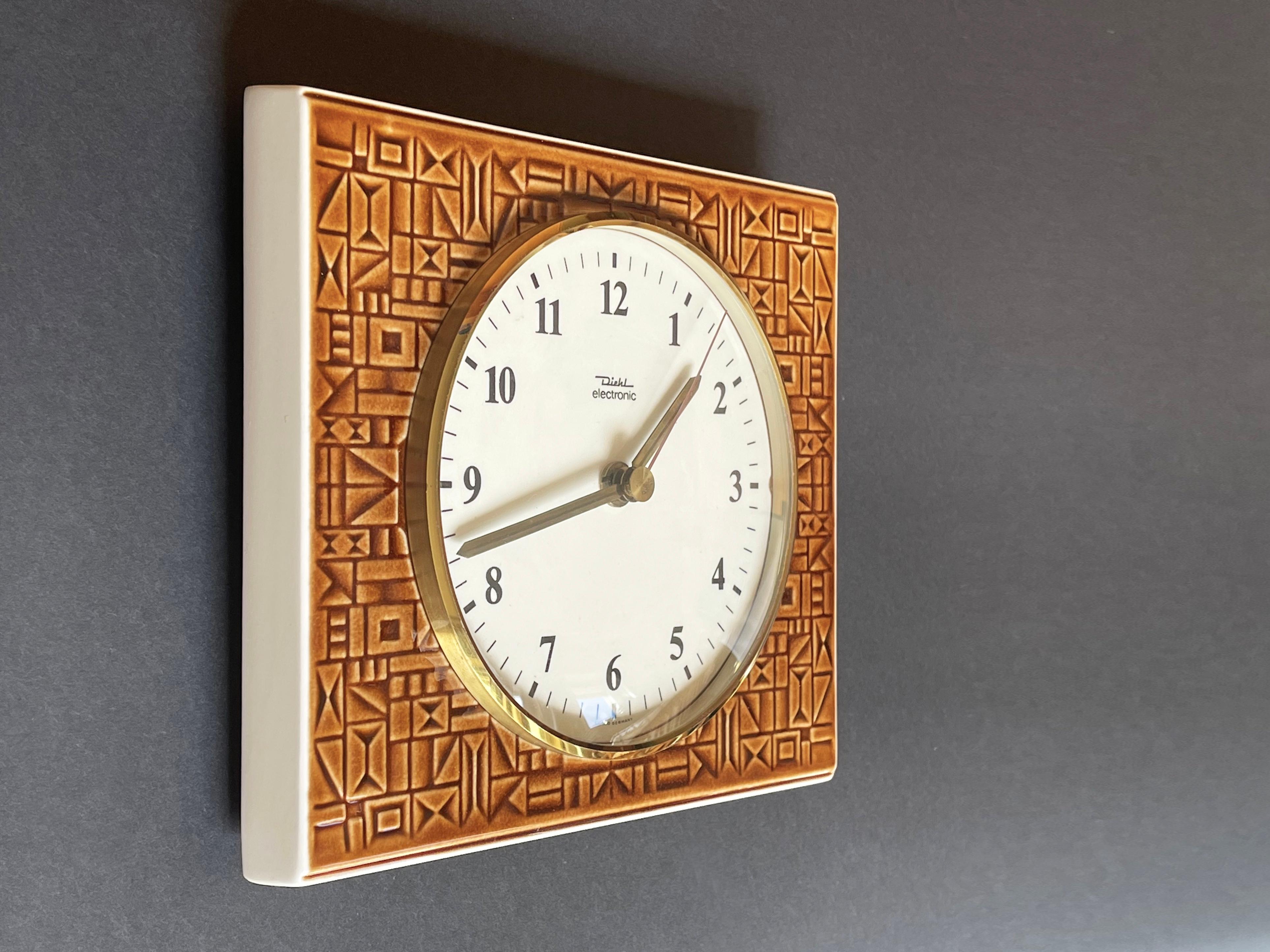 Outstanding colours & design by one of the oldest famous German watch- and clock maker Diehl.
Quite a futuristic approach, a masterpiece of mid-century design.
Made in the 1960s, this wall clock is made from a caramel & natural white glazed