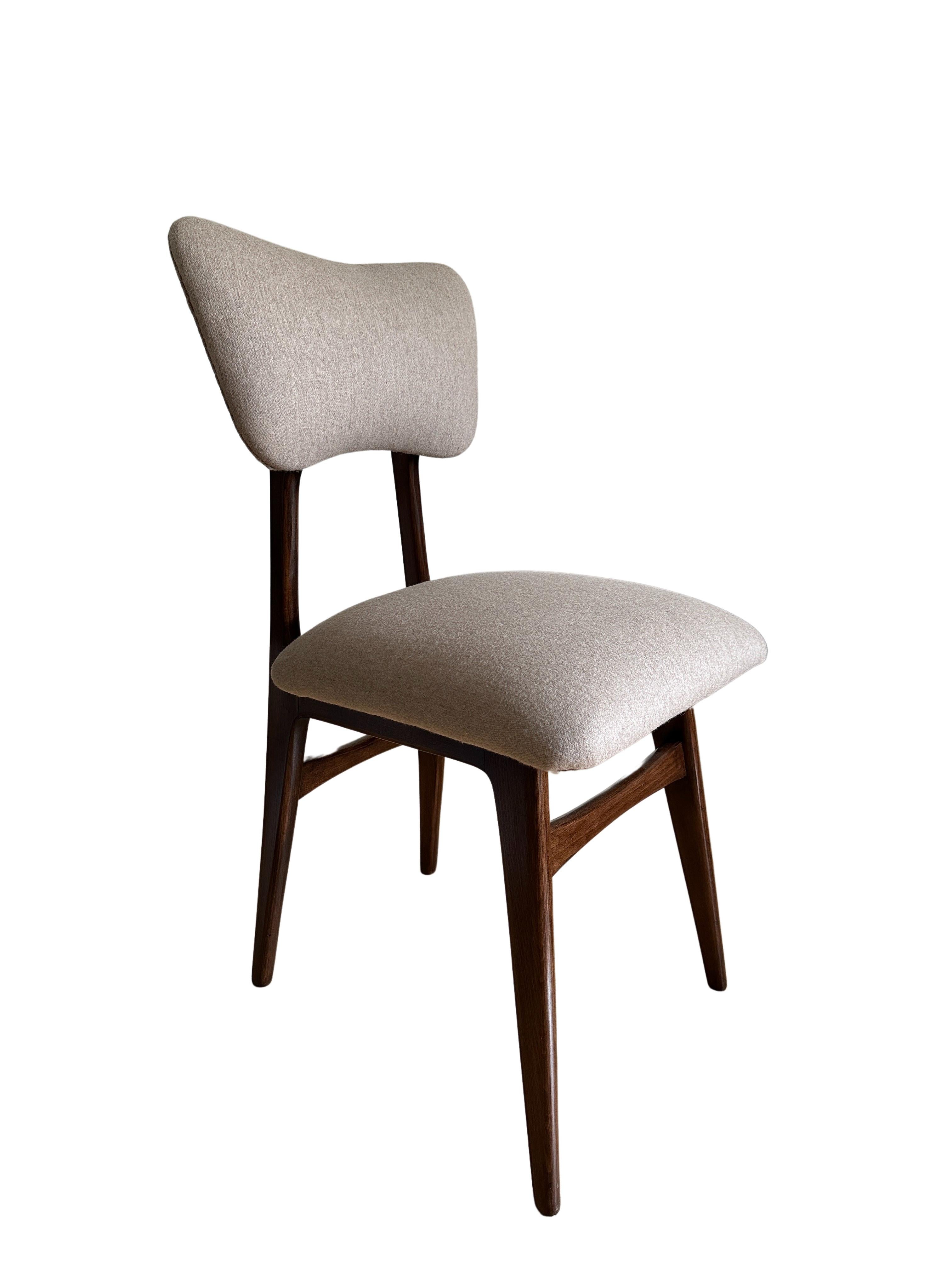 Einzigartiger, in den 1960er Jahren in Polen hergestellter Stuhl, entworfen von Rajmund Halas. 

Die Polsterung ist aus hochwertigem Wollstoff gefertigt, der sich angenehm weich anfühlt. 
Ein edler, dicker Wollstoff, der für Polsterungen empfohlen