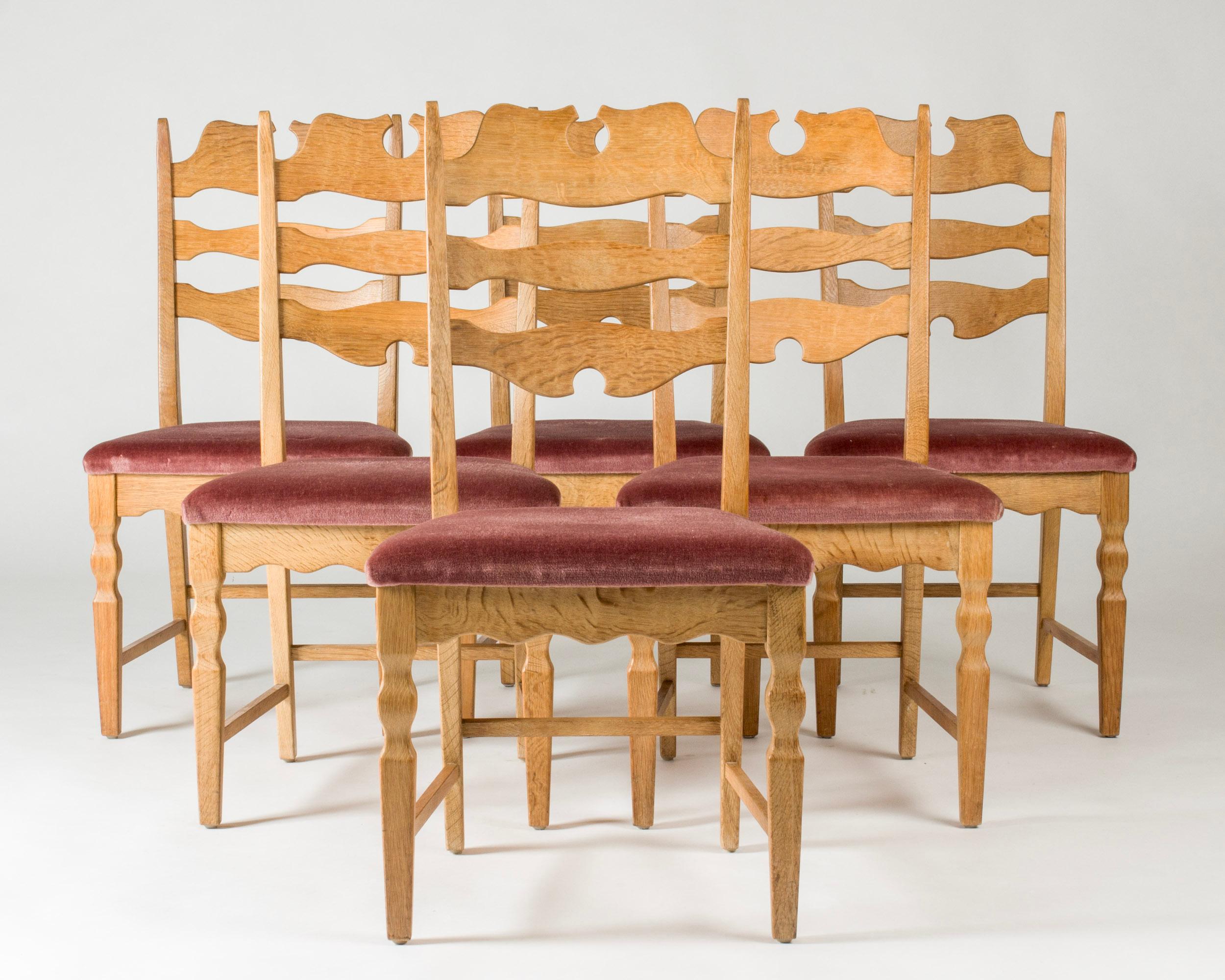 Set of six elegant dining chairs by Henning Kjærnulf, model called “Razorblade” from the cool sculpted design of the backs. Made from oak in a rustic design, seats in dusty pink velvet. Produced by EG Møbler.