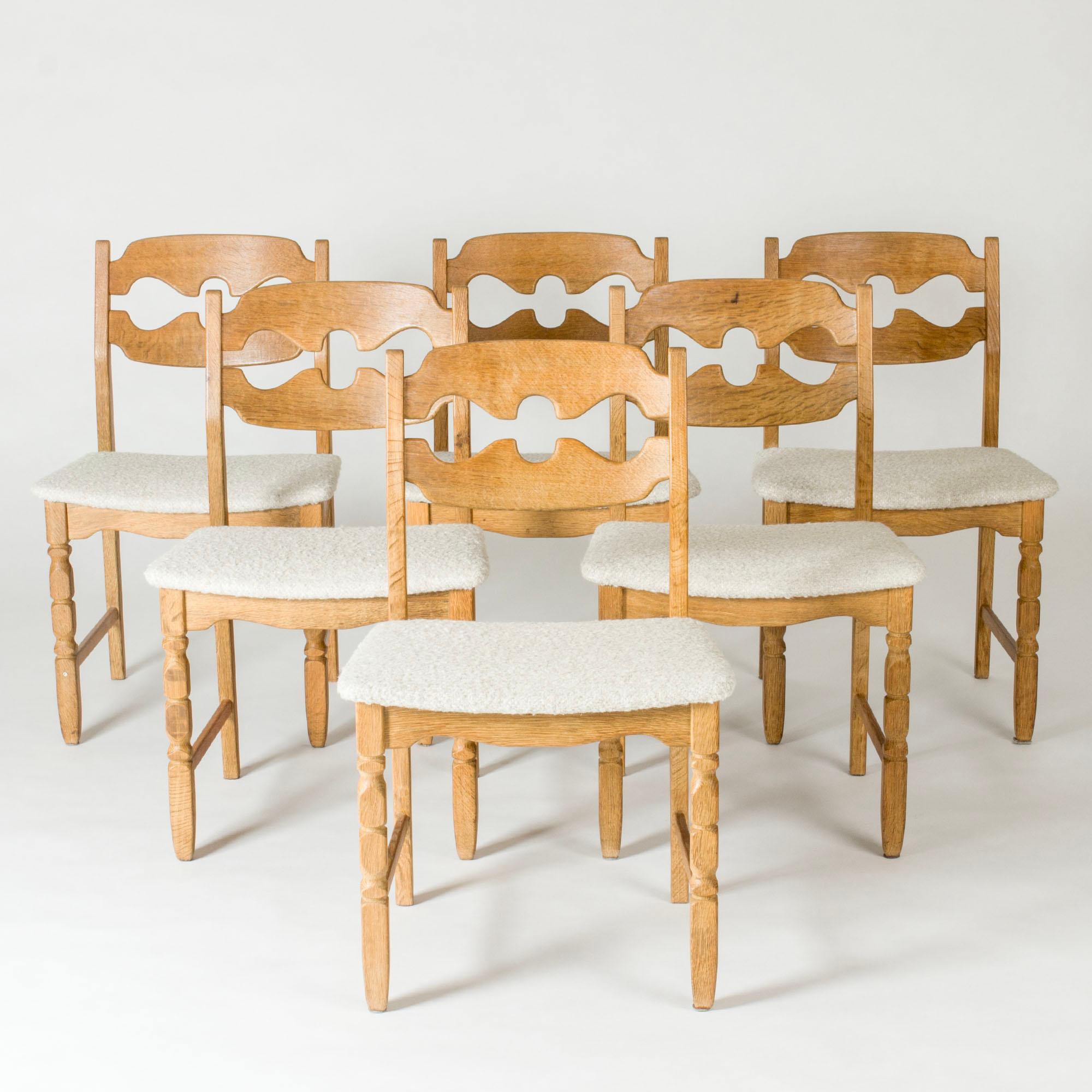 Set of six elegant dining chairs by Henning Kjærnulf, model called “Razorblade” from the cool sculpted design of the backs. Made from oak in a rustic design, seats in dusty pink velvet. Produced by EG Møbler.