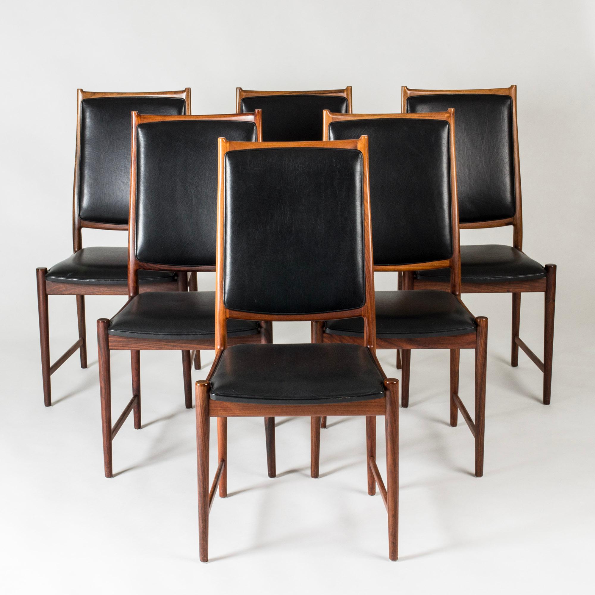 Set di sei bellissime sedie da pranzo di Torbjørn Afdal, realizzate in legno di palissandro con una bella venatura marrone. Sedute e schienali in Eleg, elegantemente incorniciati dal legno.