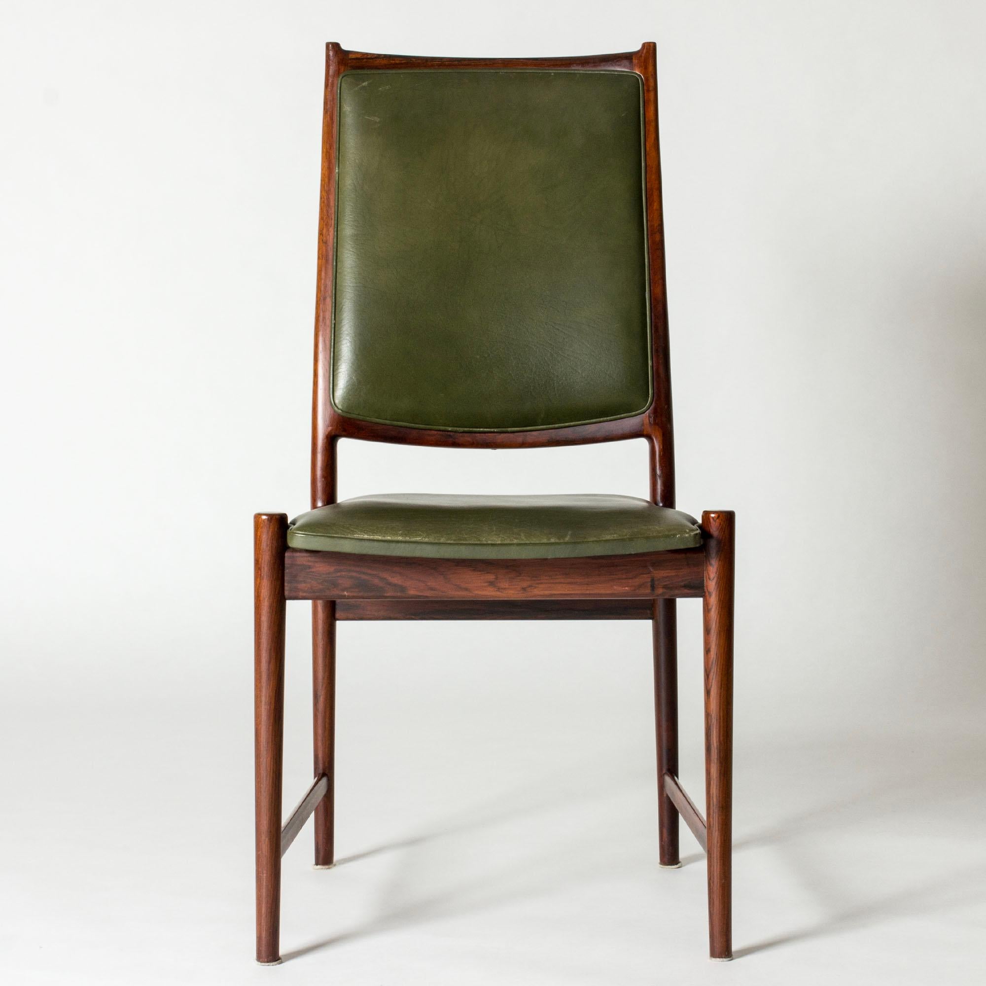 Ensemble de huit chaises de salle à manger de Torbjørn Afdal, fabriquées en bois de rose dans une belle nuance de brun riche. Sièges et dossiers en cuir vert olive, élégamment encadrés par le bois.

Cuir d'origine avec quelques variations de couleur