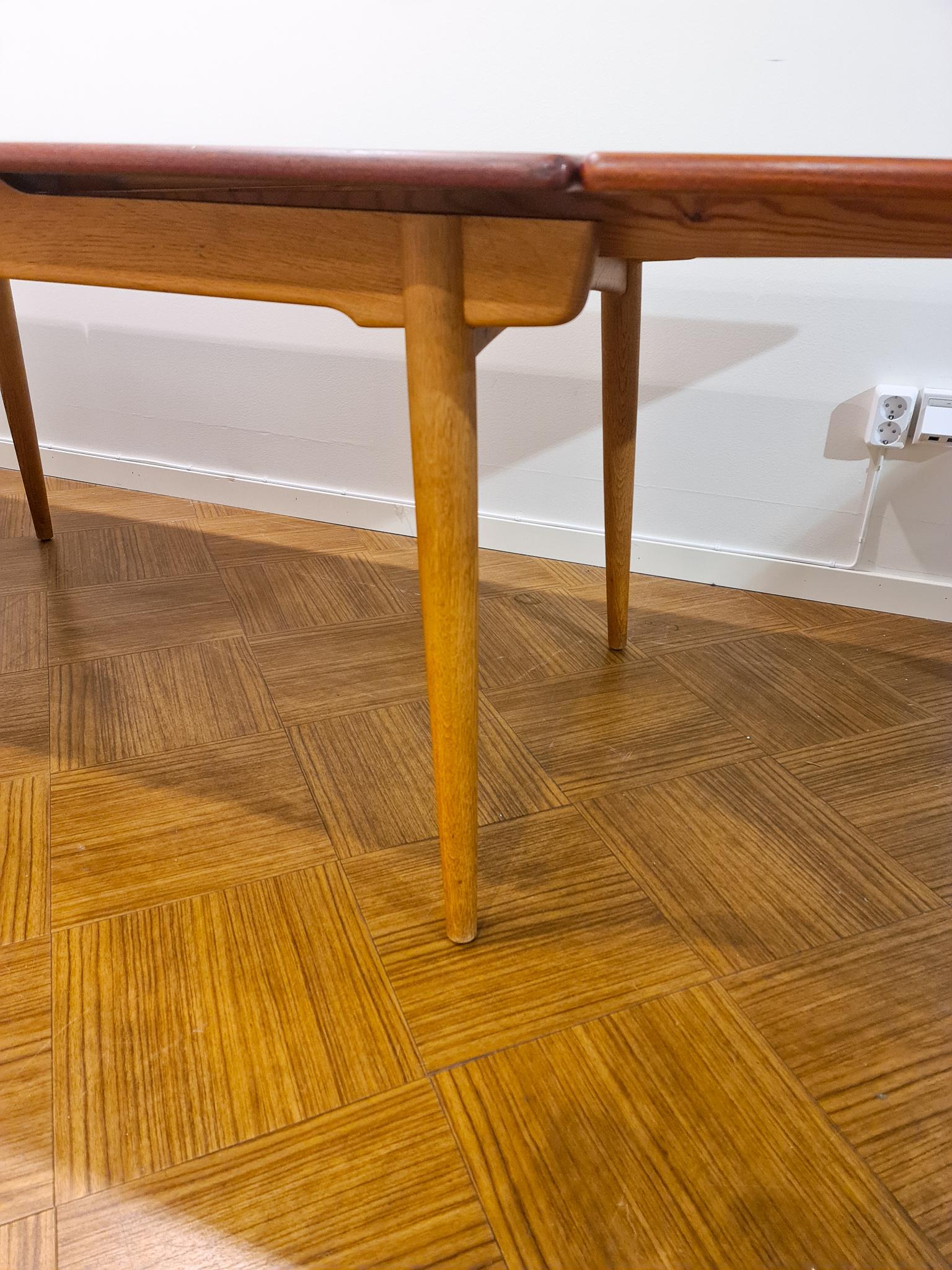 Midcentury Dining Table AT-312 Hans J Wegner Solid Oak and Teak, Denmark 9