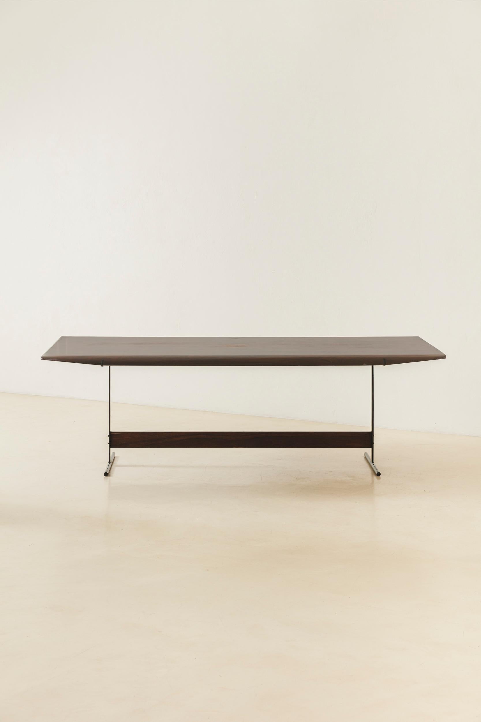 La table à manger ME 511 a été conçue par Jorge Zalszupin (1922-2020) en 1959 et produite par son entreprise, L'atelier. Les pièces sont fabriquées en bois de rose et en structures de fer. Le point fort est le plateau en bois de rose stratifié
