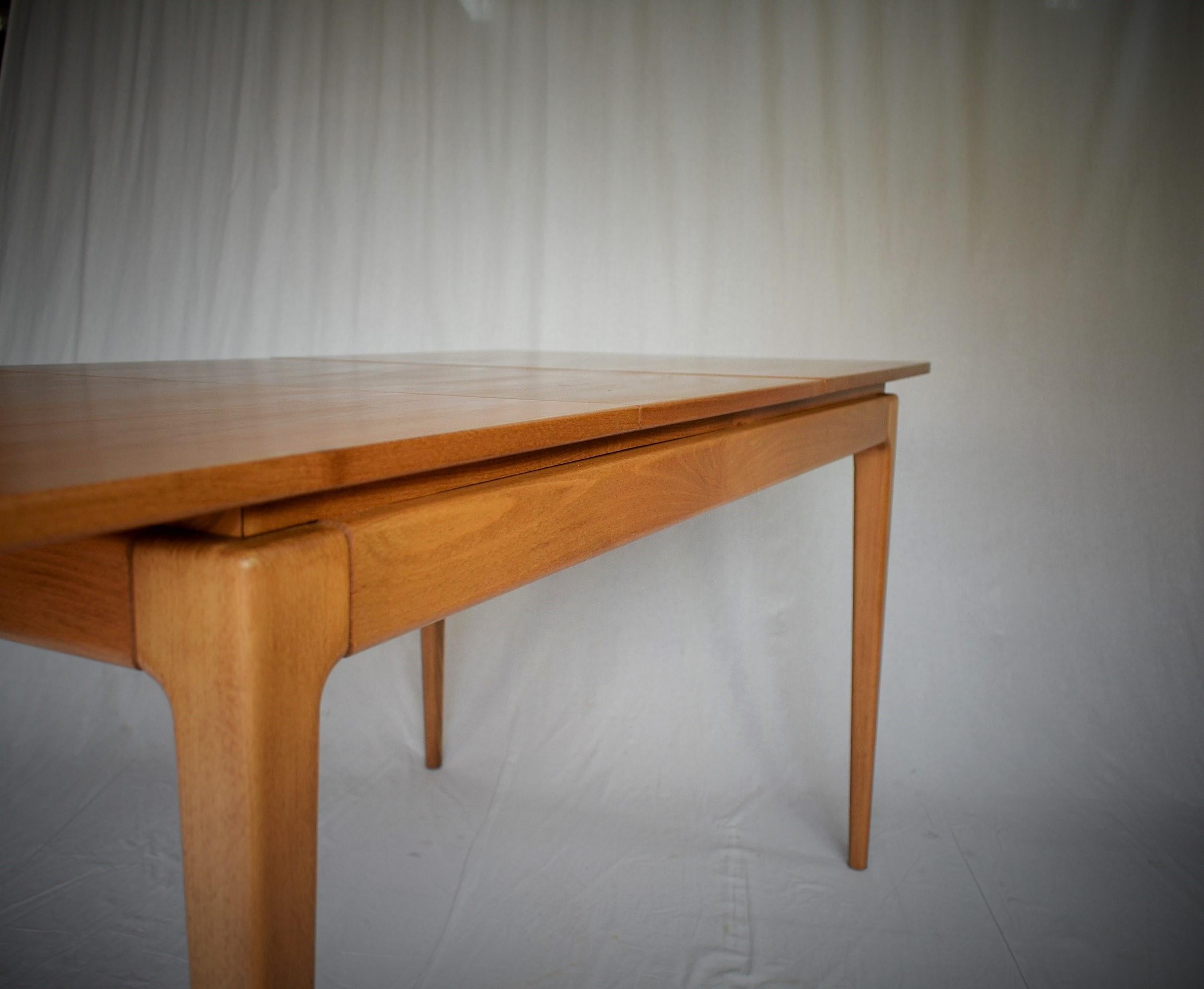 Bois Table de salle à manger du milieu du siècle dernier par Devotvar, 1970 en vente