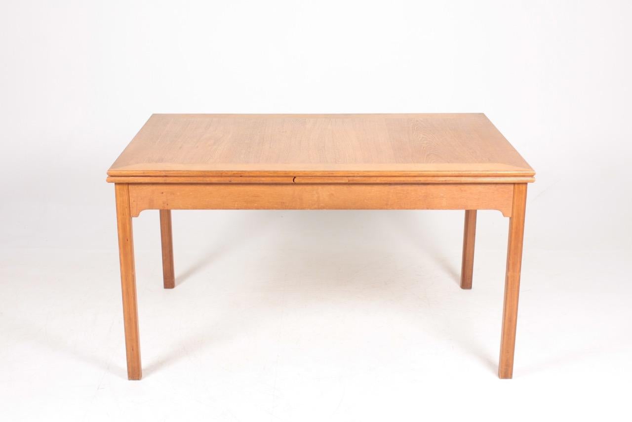 Dining table in oak, designed by Kaare Klint for Rud Rasmussen cabinet makers in 1928. Original condition. Made in Denmark. Measures: Total width 257 cm.