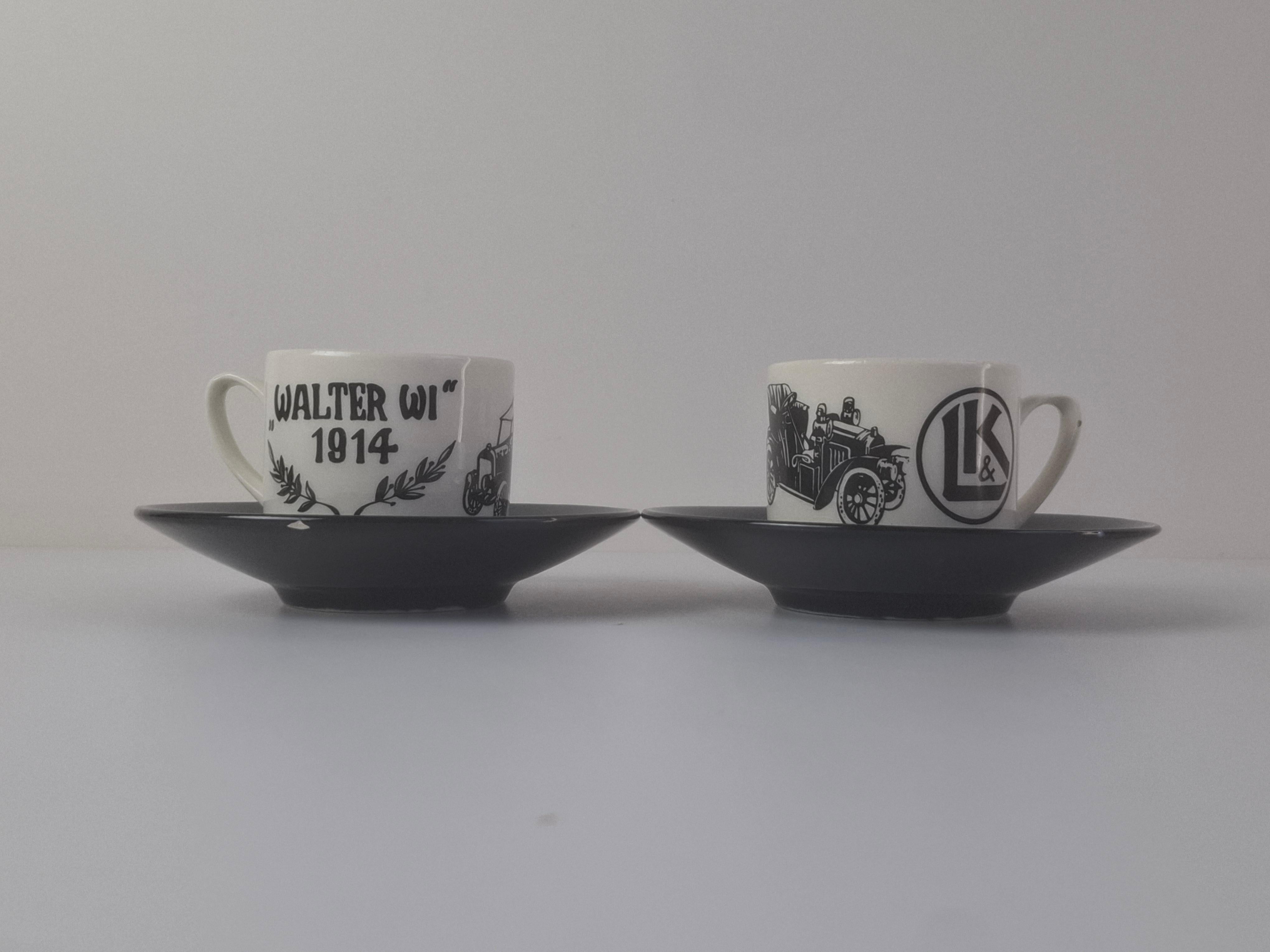 Ein Porzellan-Set mit Tasse und Untertasse aus der Mitte des Jahrhunderts, hergestellt von Ditmar Urbach in der ehemaligen Tschechoslowakei. Das Paar zeigt gestochen scharfe Schwarz-Weiß-Abbildungen von Automobilen, darunter das Motiv Voituretta