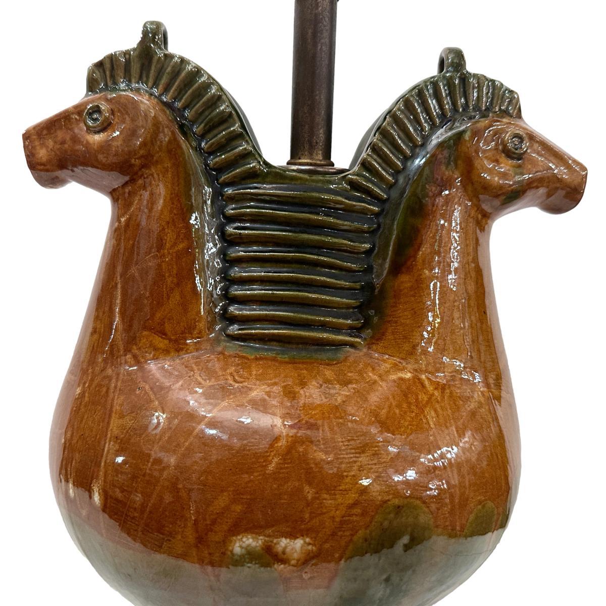 Lampe en porcelaine italienne des années 1950 avec deux chevaux.

Mesures :
Hauteur du corps : 16