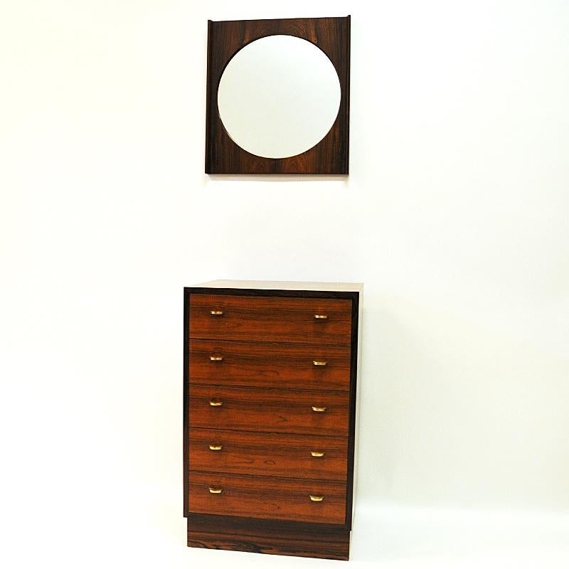 Lovely set ‘chest of drawers and hall mirror’ of rosewood designed by Torbjørn Afdal, Bruksbo for Mellemstranda Trevareindustri AS, 1950s Norway.
The console has five drawers with half-moon shaped brass handles. Beautifully sculpted mirror frame