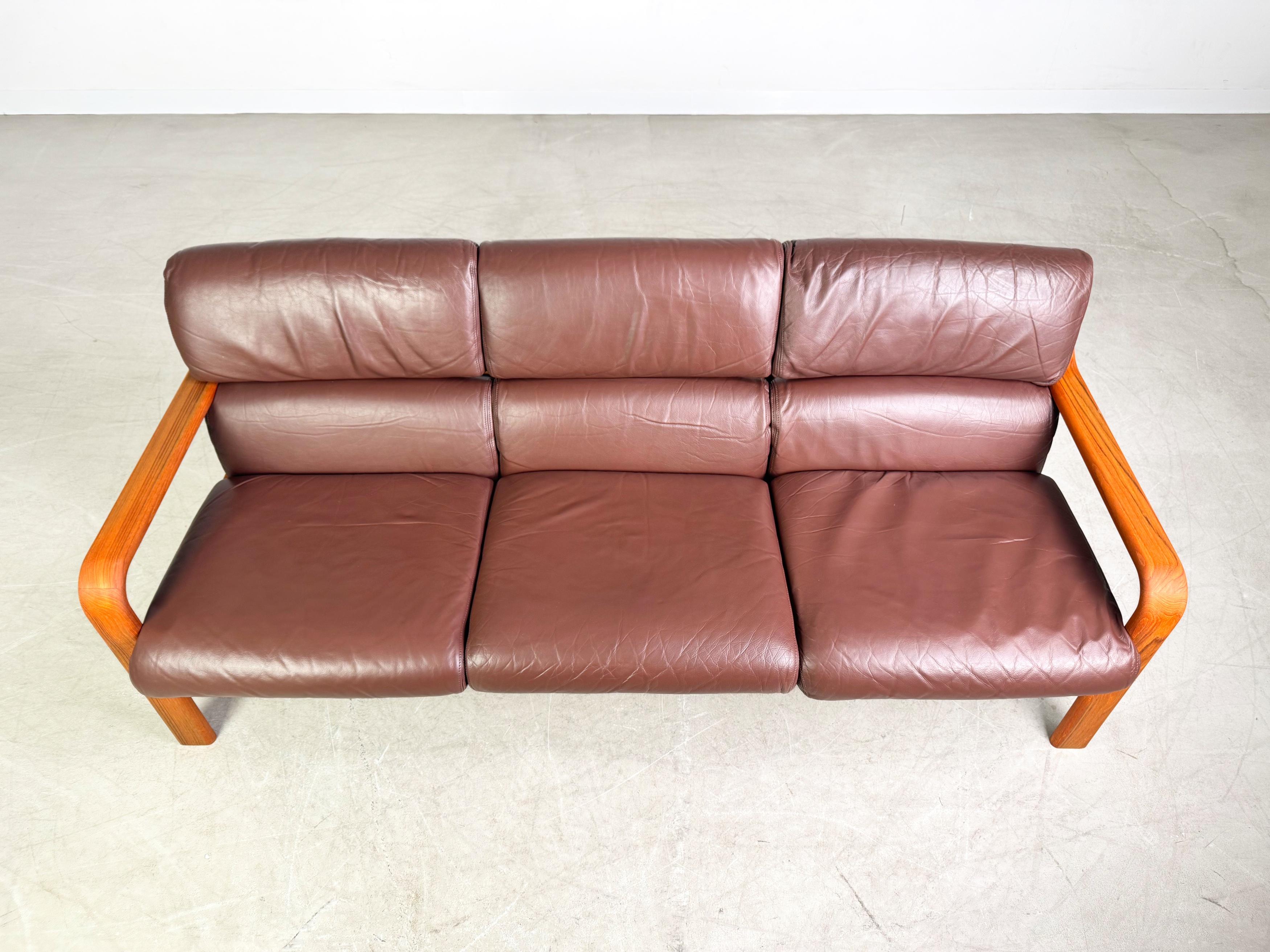 Danese Divano Dreisitzer di metà secolo Divano L.Olsen & Søn in teak Design/One in vendita