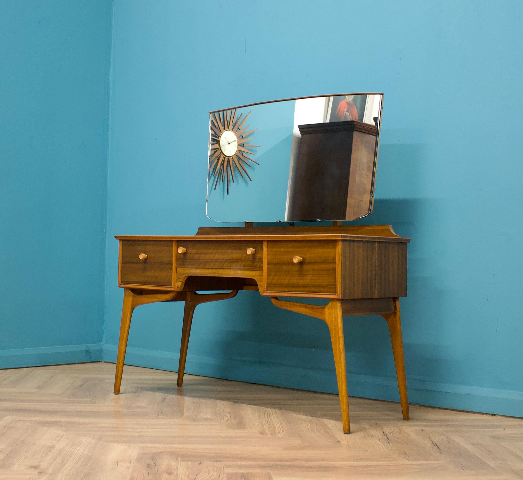 British Midcentury Dressing Table in Walnut by Alfred COX for Heals, 1950s For Sale