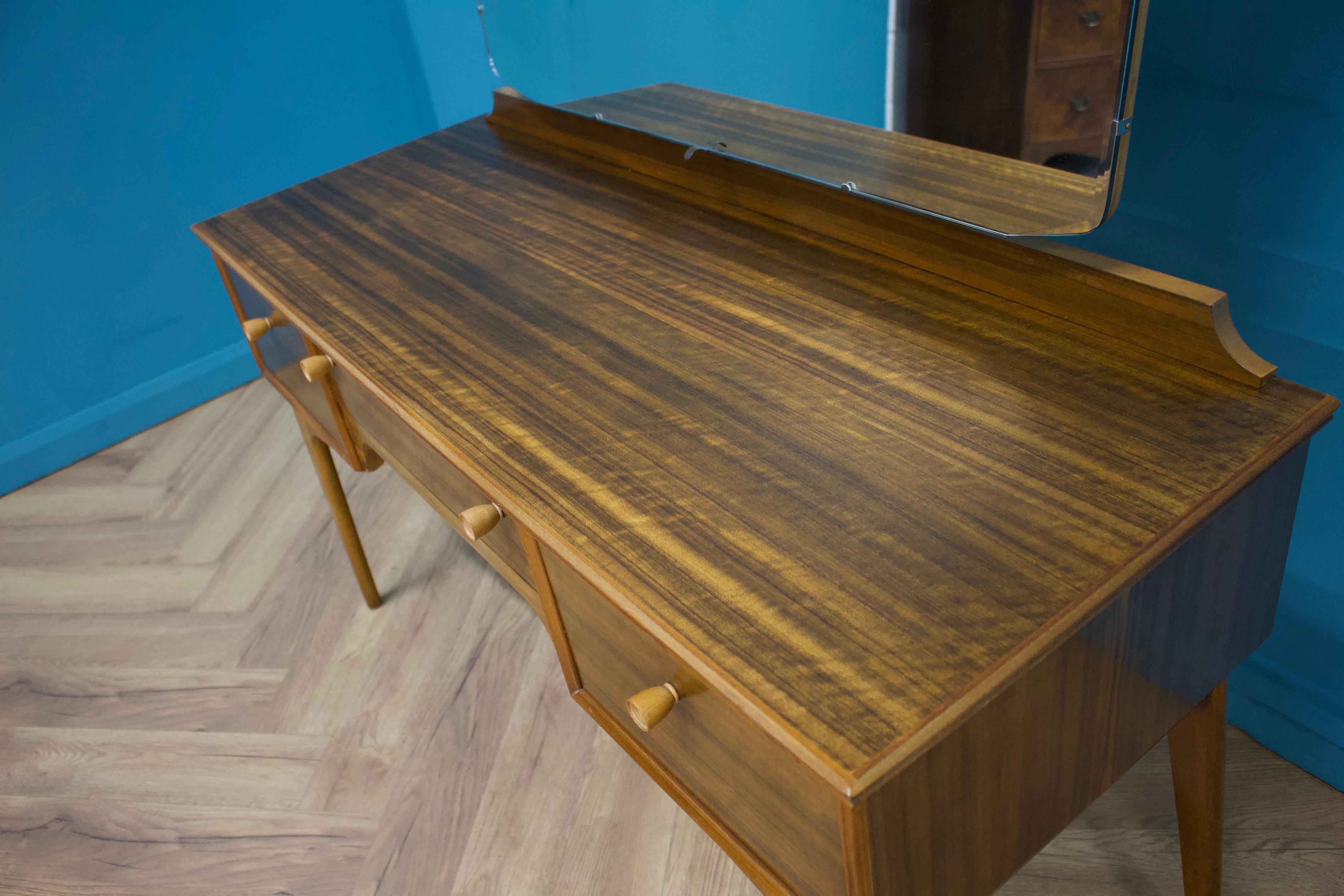 Midcentury Dressing Table in Walnut by Alfred COX for Heals, 1950s In Good Condition For Sale In South Shields, GB