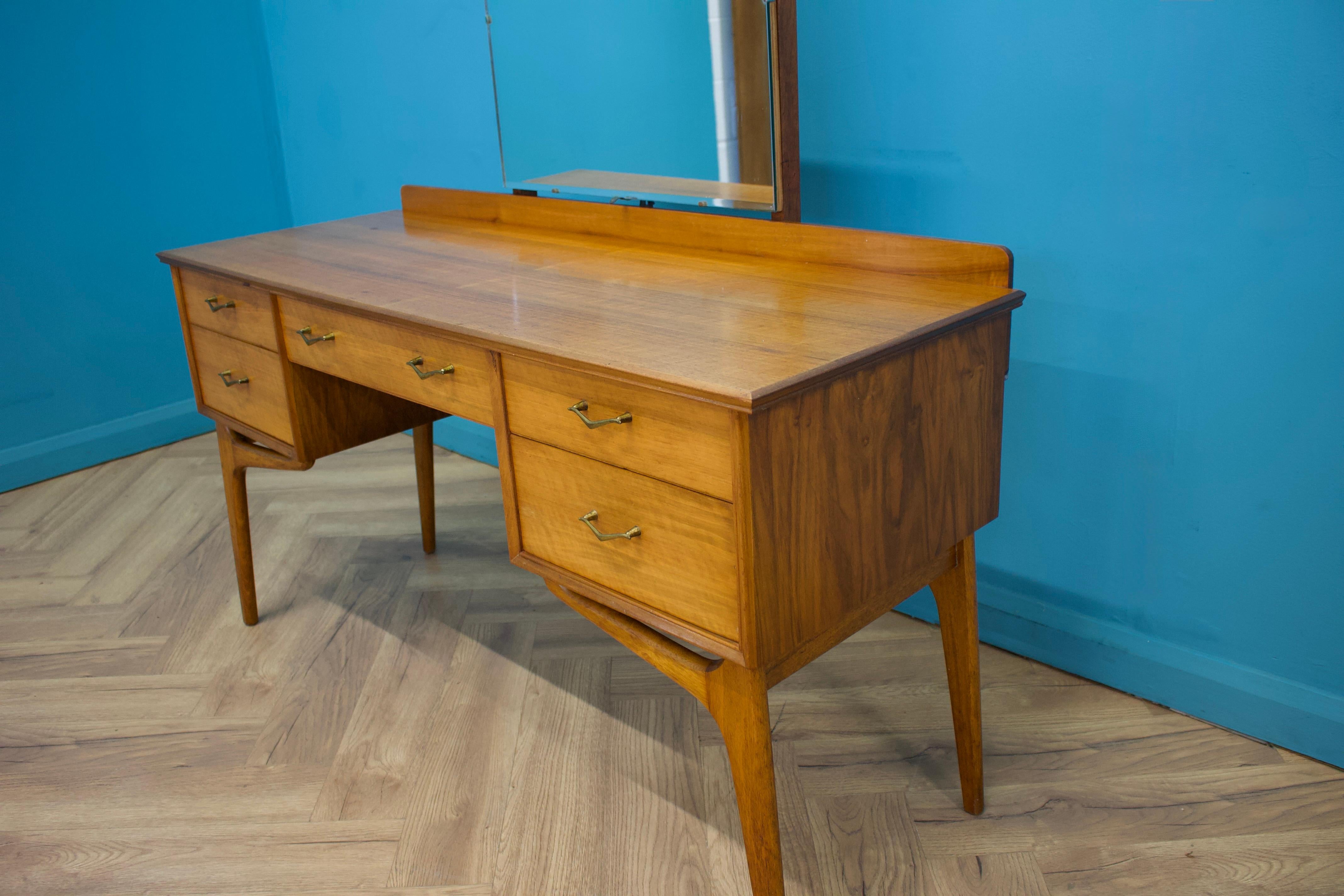 Midcentury Dressing Table in Walnut by Alfred COX for Heals, 1950s In Good Condition For Sale In South Shields, GB