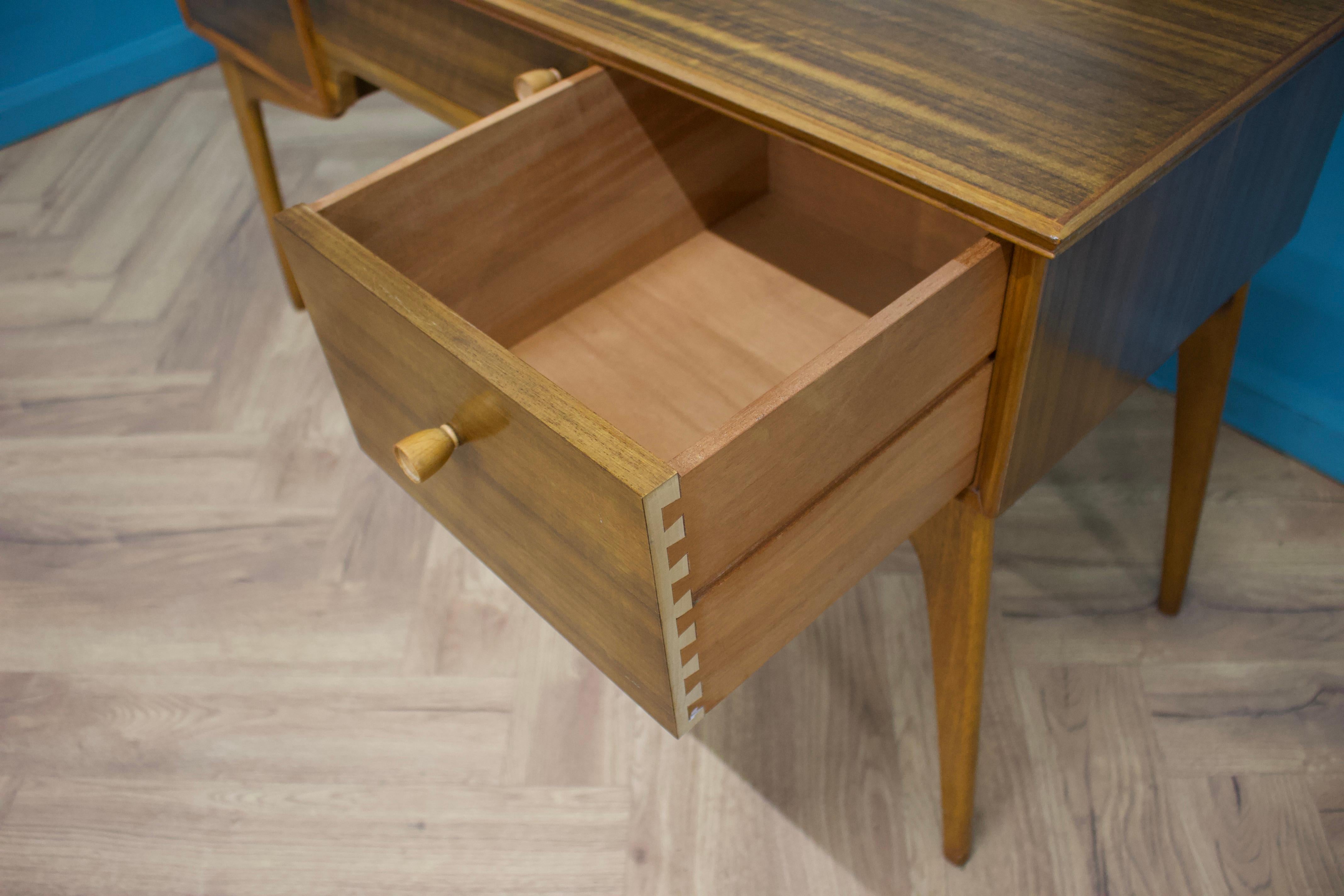 Midcentury Dressing Table in Walnut by Alfred COX for Heals, 1950s For Sale 1
