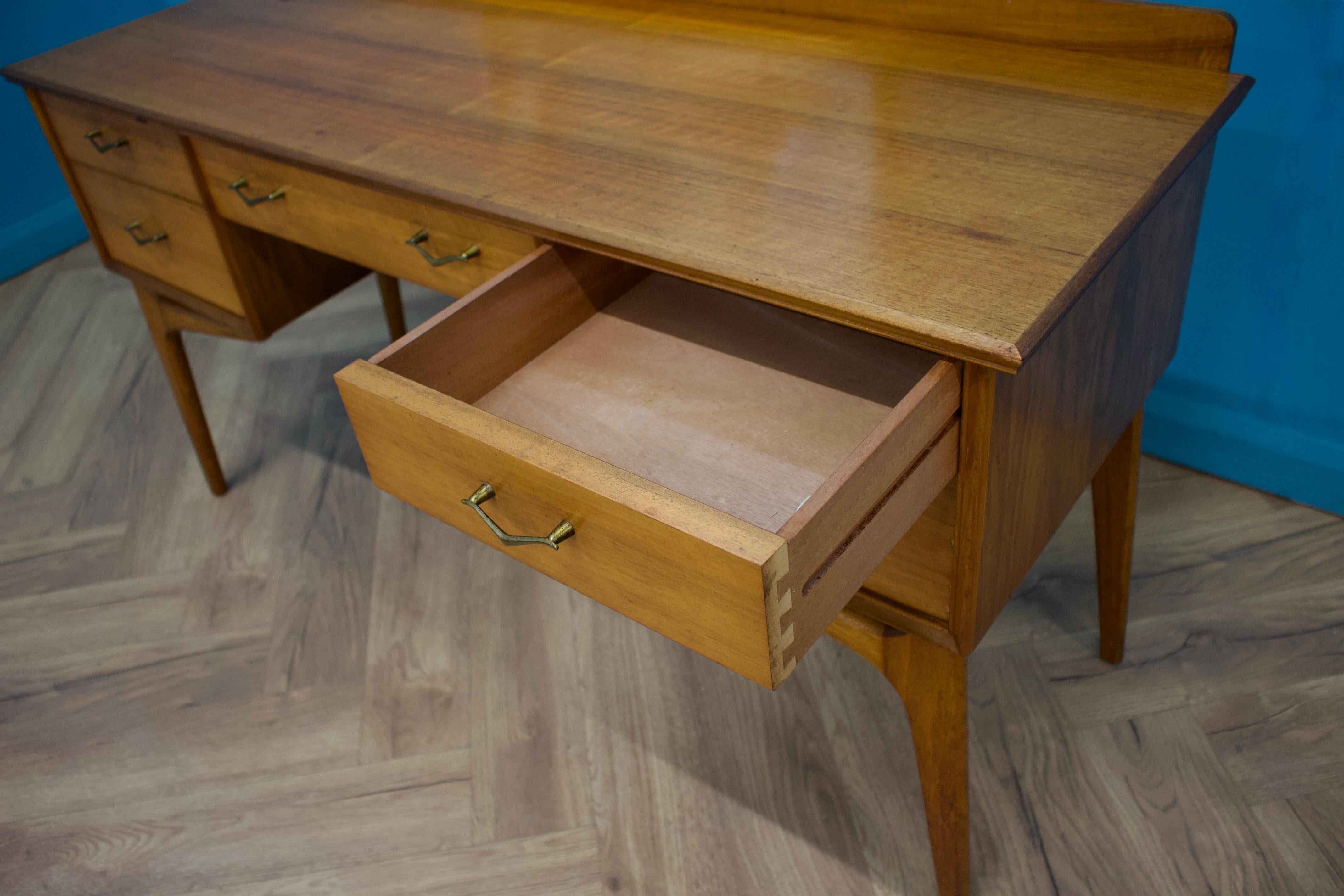 Midcentury Dressing Table in Walnut by Alfred COX for Heals, 1950s For Sale 1