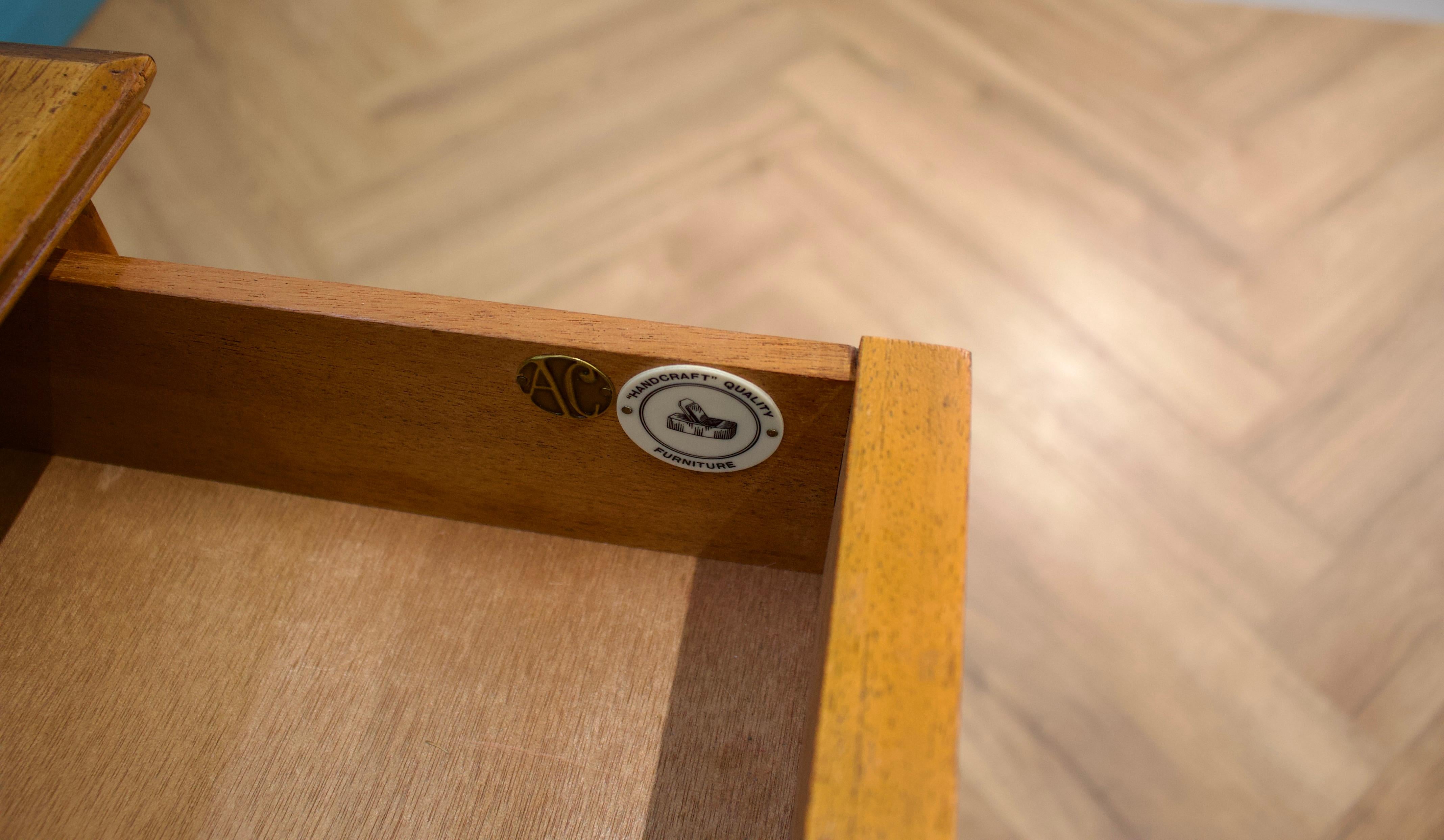 Midcentury Dressing Table in Walnut by Alfred COX for Heals, 1950s For Sale 2