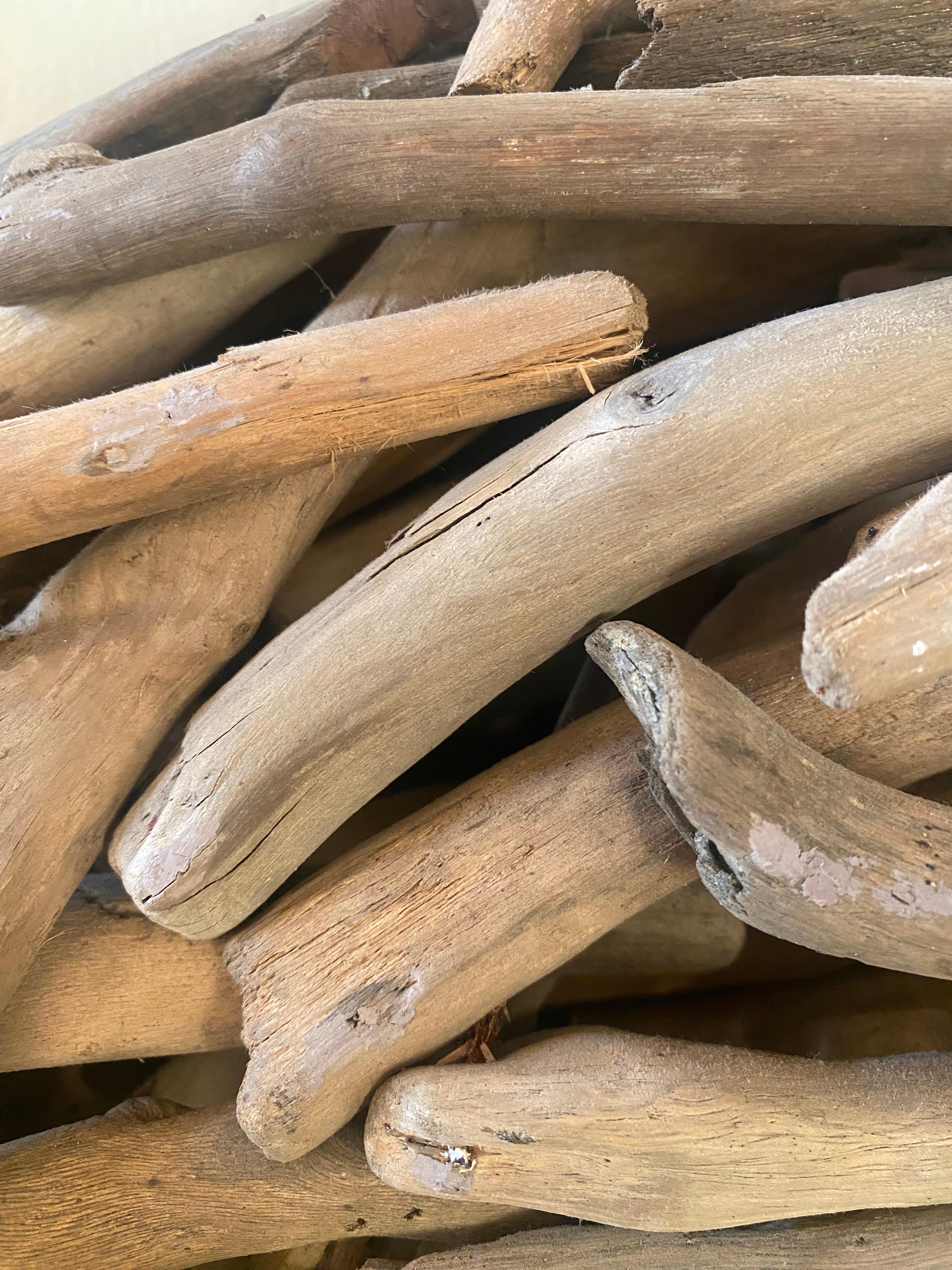 Questo specchio da parete del Midcentury è caratterizzato da una cornice in legno ricavata da sottili rami di legno secco intrecciati, che conferiscono un tocco organico al suo design. Le tonalità naturali del legno donano calore, mentre le linee