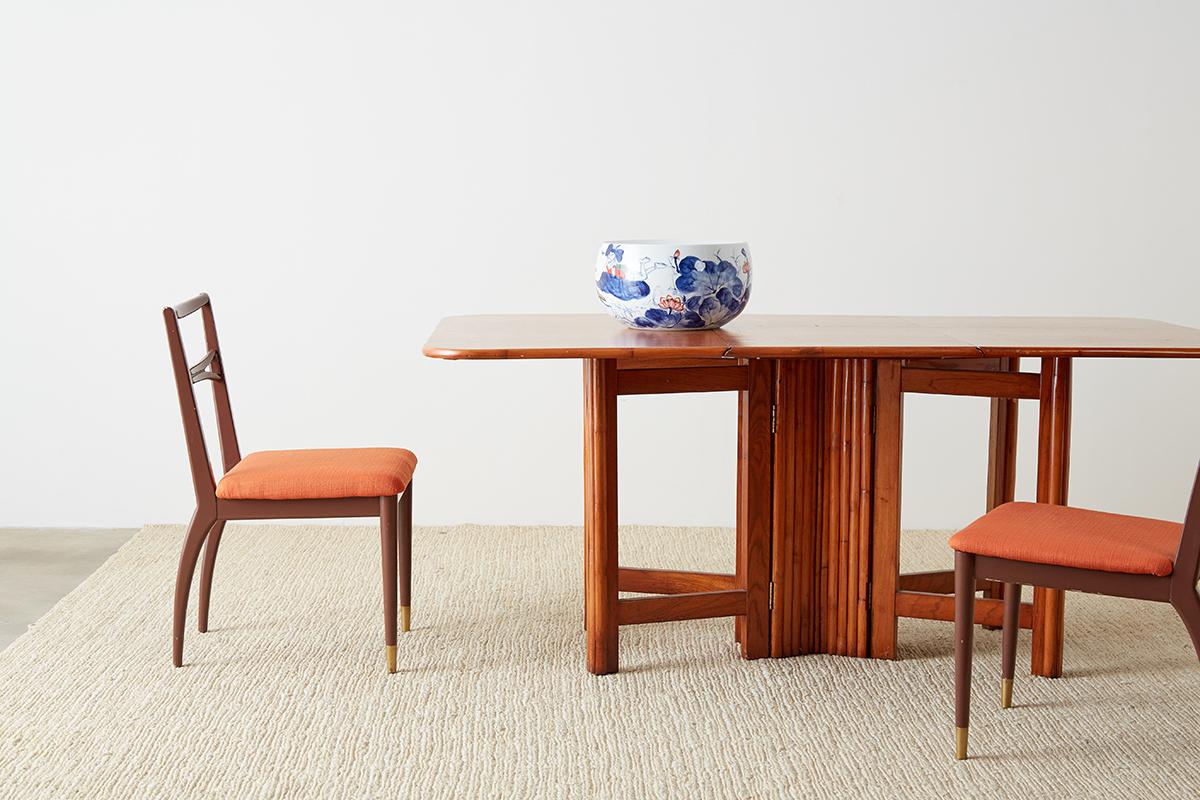 Esstisch im dänischen Mid-Century-Modern-Stil mit Fallblättern und einem ungewöhnlichen Sockel aus Gatterbeinen, der mit gespaltenem Rattan überzogen ist, was dem Tisch einen organischen, modernen Stil verleiht. Die gesamte Tischplatte ist mit einer