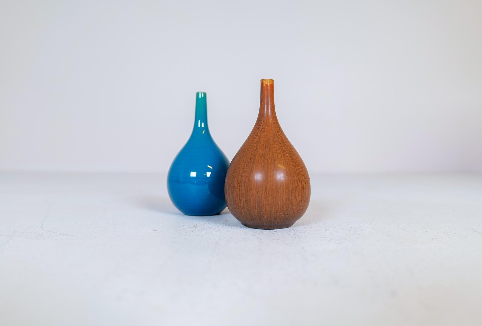 Un ensemble de 2 magnifiques vases façonnés et émaillés. Ils sont fabriqués à Rörstrand en Suède au début des années 1960 et conçus par CHS Carl Harry Stålhane.

Bon état vintage.

Dimensions : H 14 x P 9 cm : H 14 x D 9 cm.
 