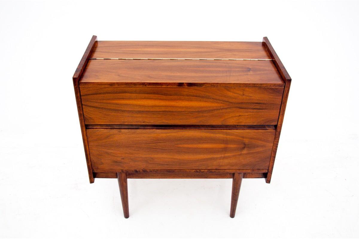 Dry bar, Bytom furniture factory, Poland, 1960s

Very good condition, after professional renovation.

Wood: walnut

Dimensions: Height 79 cm width 80 cm depth 42 cm.