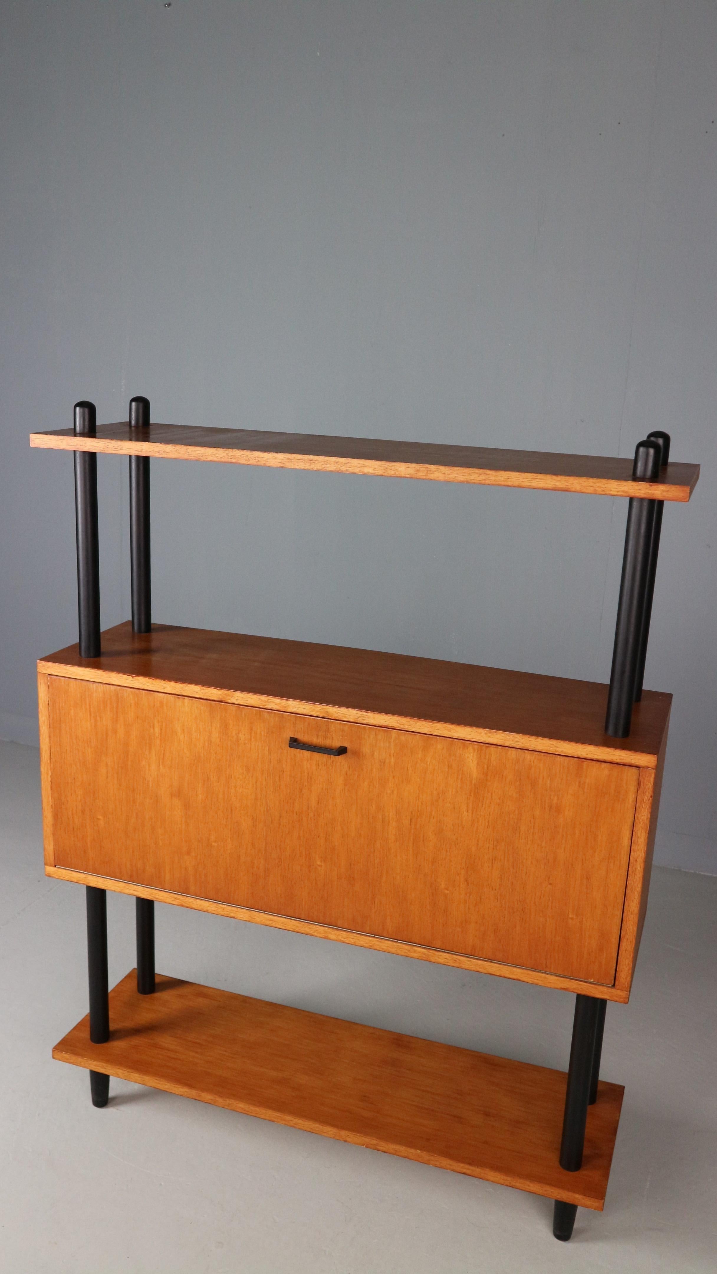 Midcentury Dutch design cabinet ‘Stokkenkast’ wall unit Willem Lutjens, 1950s In Good Condition In The Hague, NL