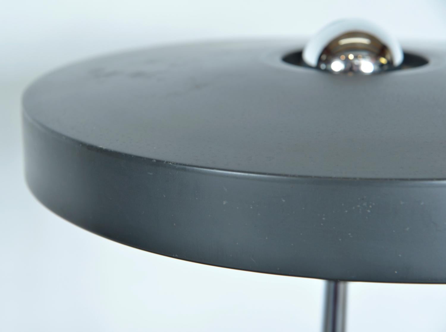 Lámpara de sobremesa Philips Timor 69 Gris de mediados de siglo de Louis Kalff 1960 OVNI siglo XX en venta