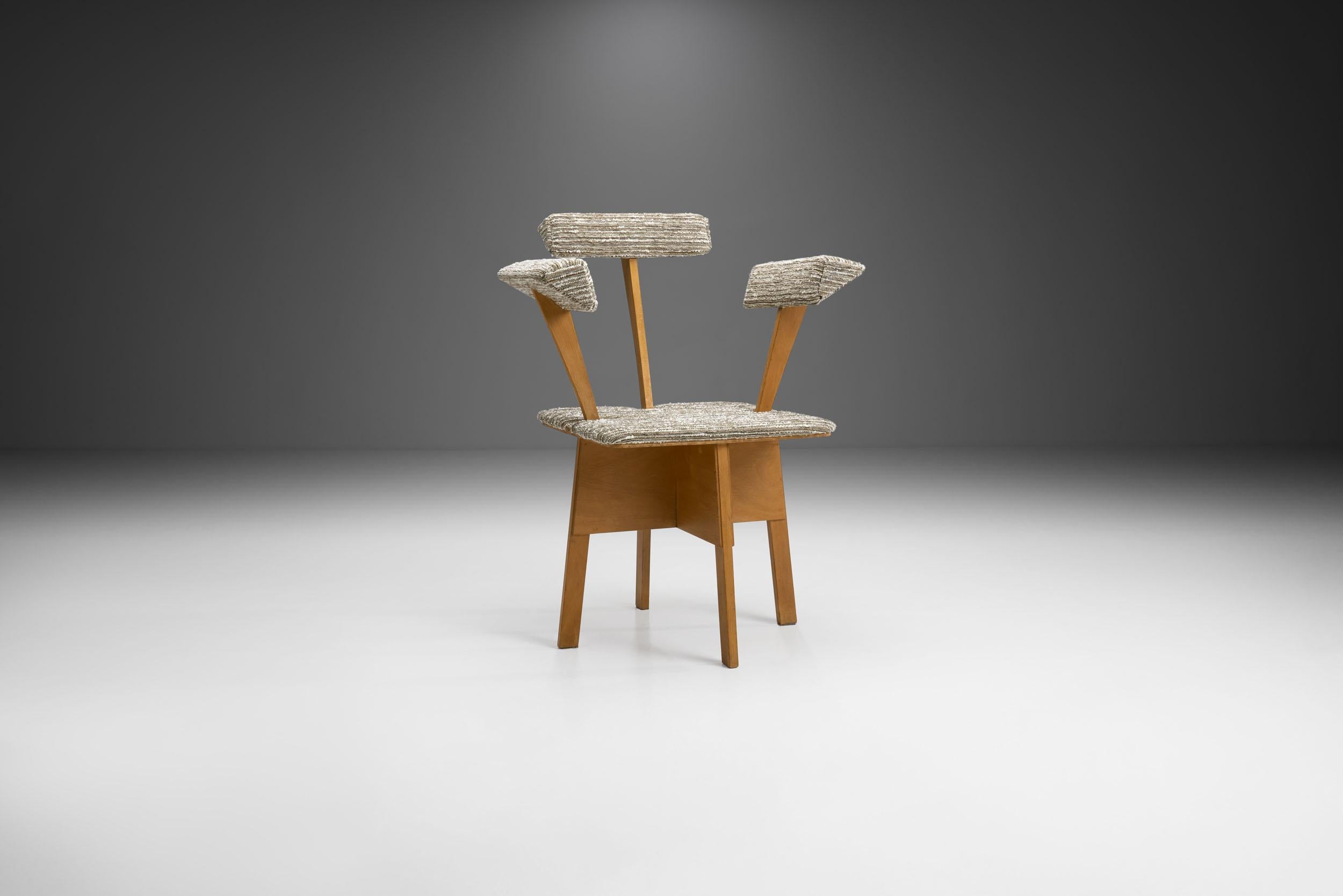 Le caractère unique de cette chaise hollandaise du milieu du siècle est incontestable. Avec une forme et une histoire particulières, chaque aspect de cette chaise est unique en son genre. Sérieusement minimaliste et hautement fonctionnelle, cette