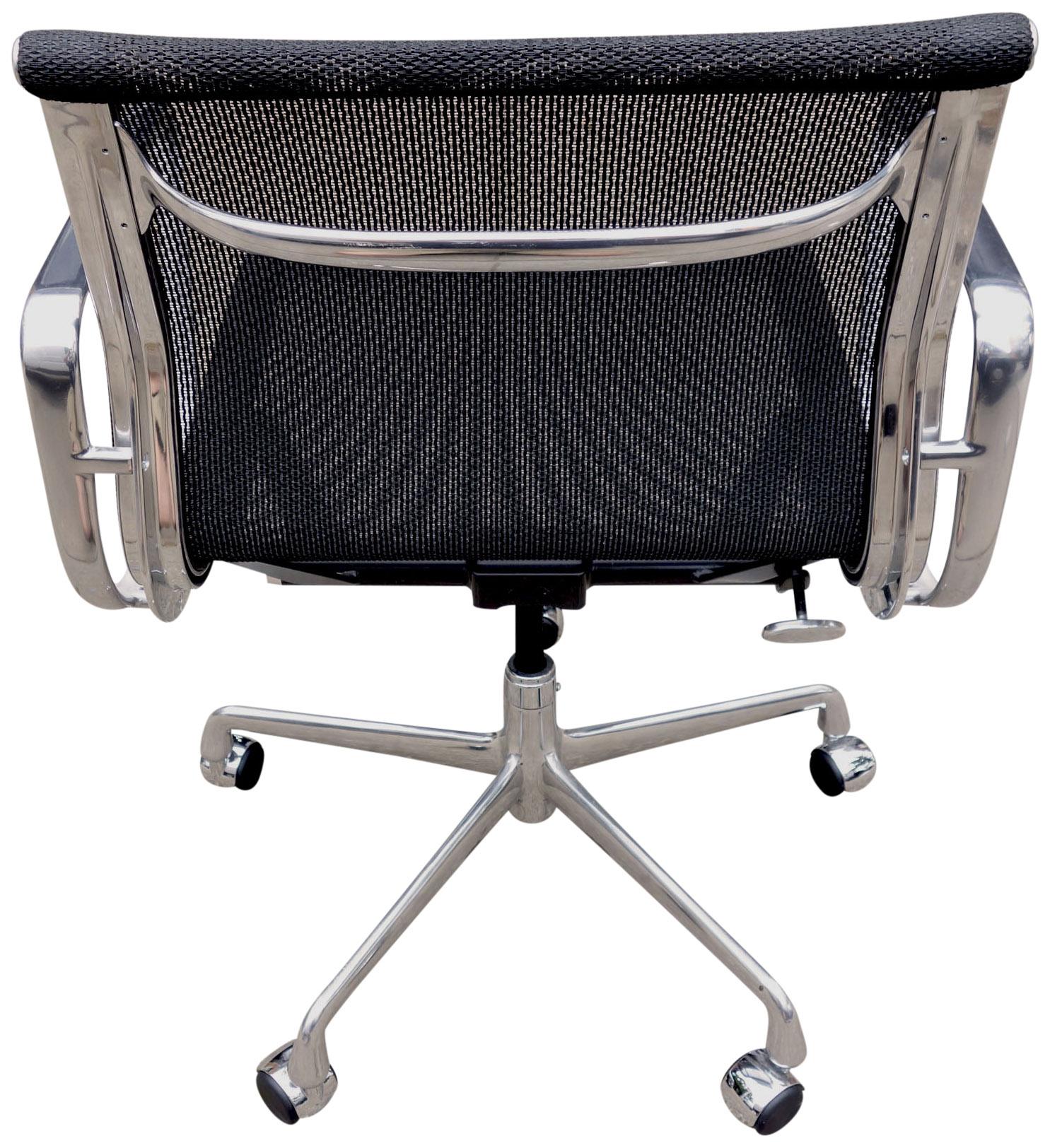 For your consideration are up to 20 aluminium group chairs in black mesh designed by Eames for Herman Miller. All in good original vintage condition showing some minor wear to aluminum with no rips to mesh. With tilt and height adjustment.